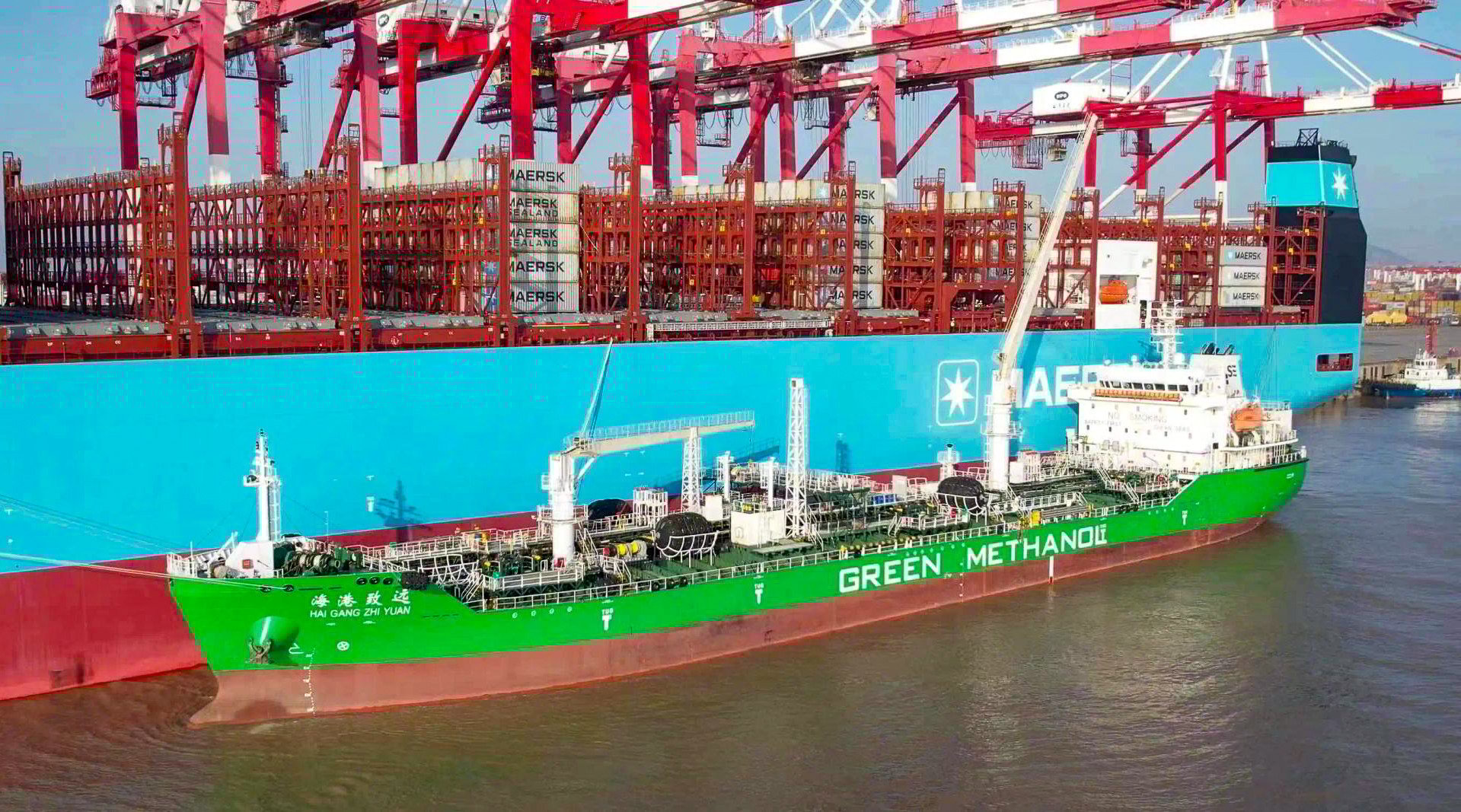 The first large-scale ship-to-ship simultaneous refuelling for green methanol-powered container ships in China takes place at the Guandong Container Terminal on July 9, 2024. Photo: Linkedin/Quin Xu