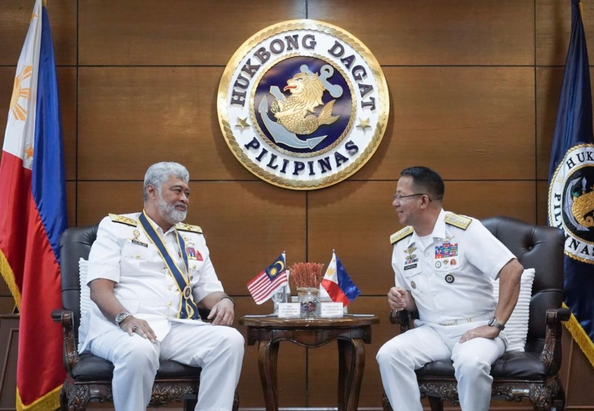 Admiral Tansri Zulhelmy Bin Ithnain, chief of Malaysia’s Royal Navy (left), meets with vice-admiral Jose Ma Ambrosio Ezpeleta, flag officer in command of the Philippine Navy (right), in Manila on Wednesday. Photo: Facebook/Philippine Navy Admiral Tansri Zulhelmy Bin Ithnain, chief of Malaysia’s Royal Navy (left), meets with vice-admiral Jose Ma Ambrosio Ezpeleta, flag officer in command of the Philippine Navy (right), in Manila on Wednesday. Photo: Facebook/Philippine Navy