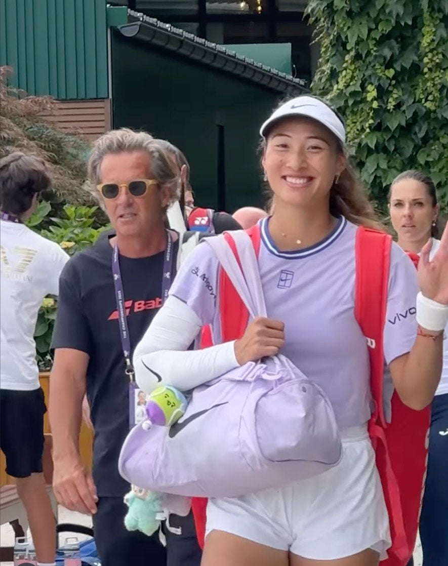 China’s Zheng Qinwen arrives for a practice session at Wimbledon alongside coach Francisco Roig. Photo: Handout