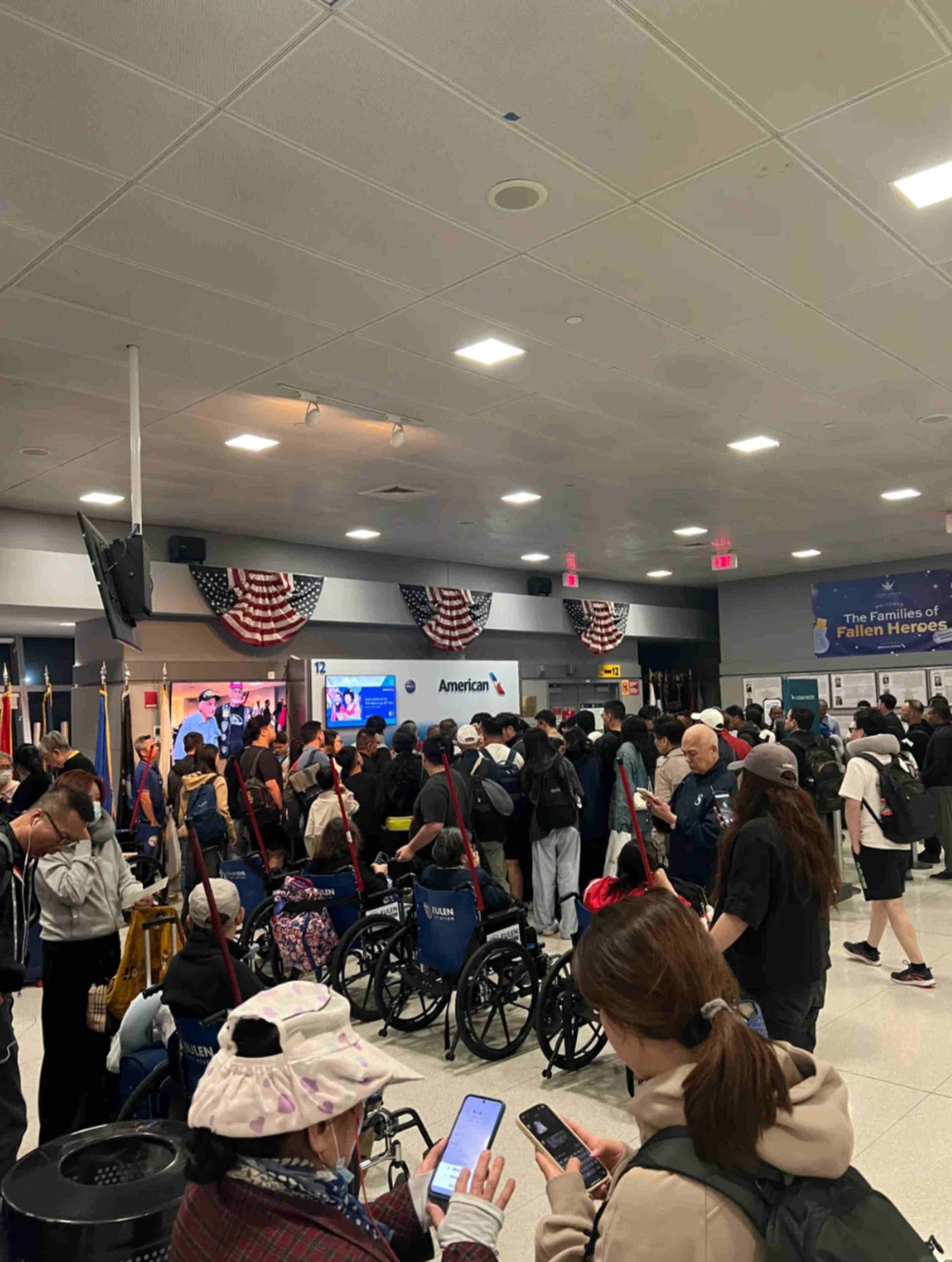 Passengers wait for information after flight CX843 was cancelled. Photo: RedNote/ 帅气的ZZY