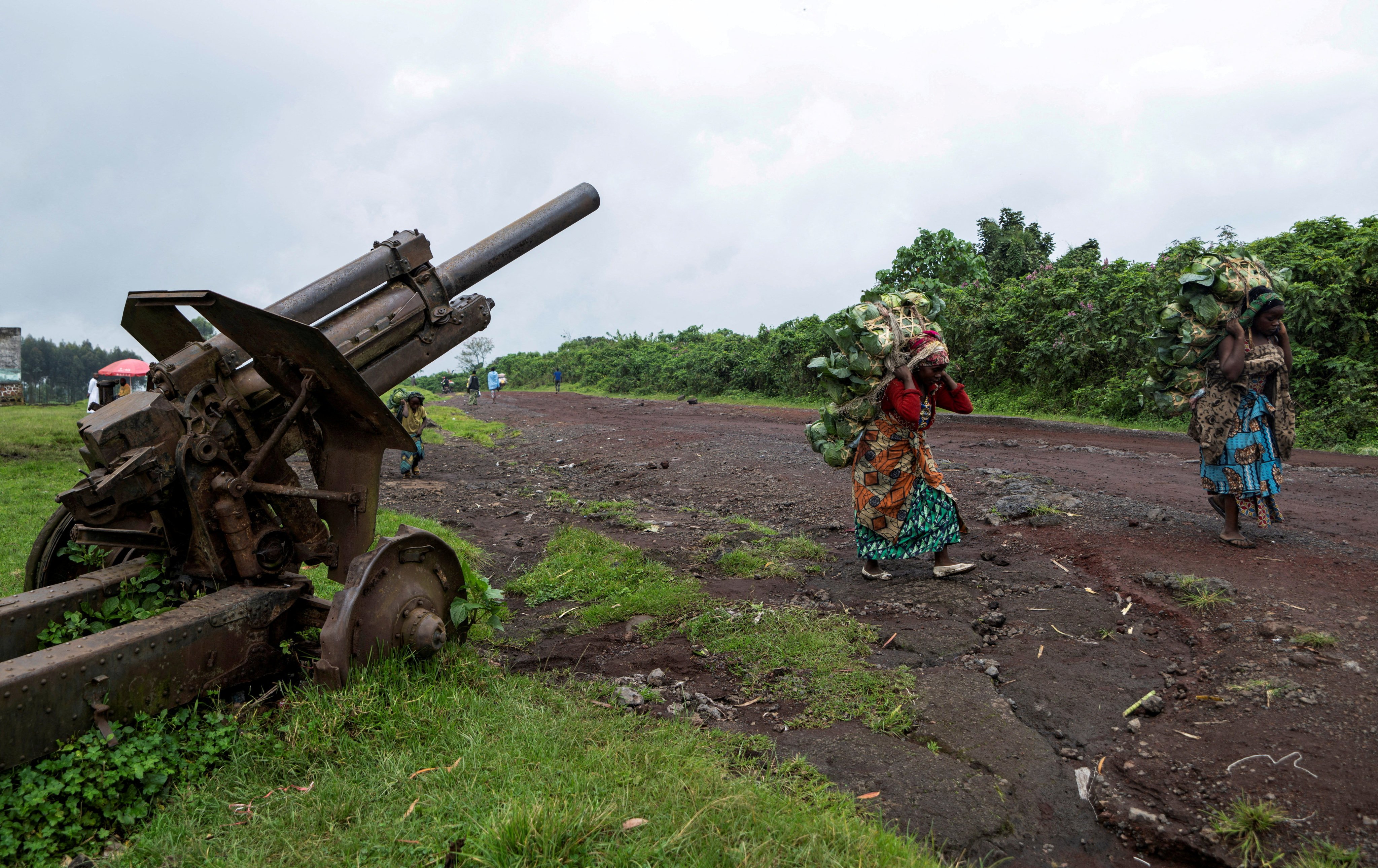 Esperance Zawadi and her colleague carry fresh cabbages to the market in April months after their return from the Kanyaruchinya camp where they took refuge following clashes between the M23 rebels and the Congolese army in Kibumba, Nyiragongo territory of North Kivu province in eastern Democratic Republic of Congo. Photo: Reuters