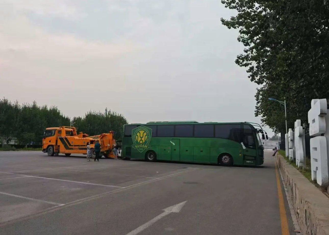 Beijing Guoan’s team bus being towed away as part of asset enforcement due to parent company Sinobo’s outstanding debts. Photo: X