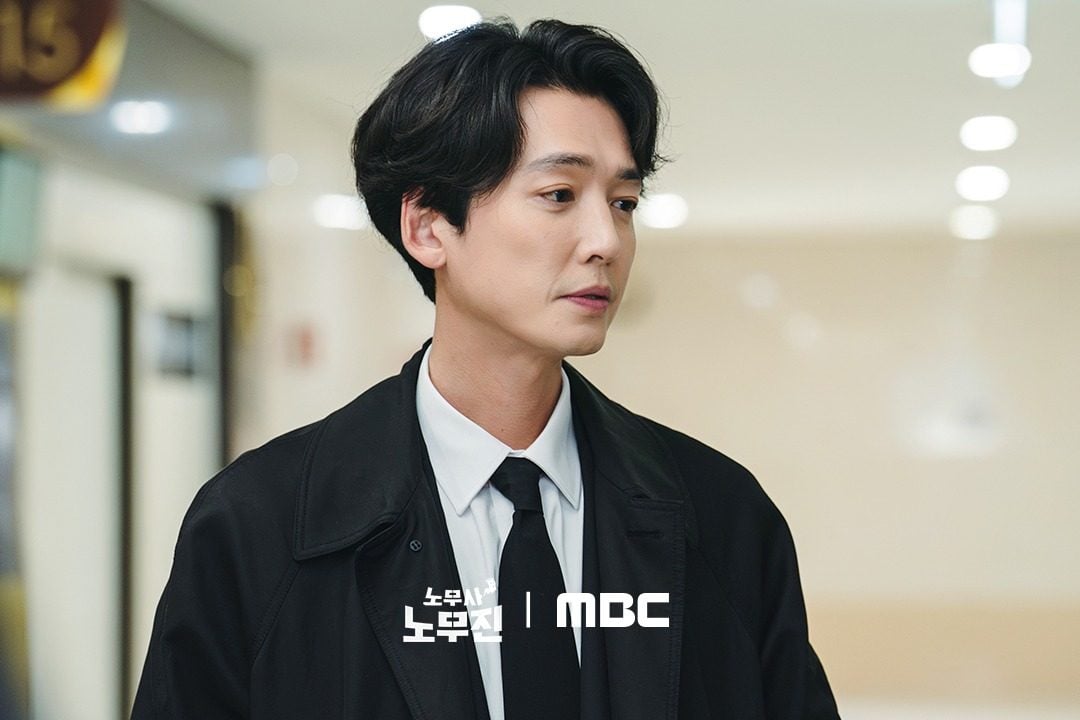 Jung Kyung-ho as labour rights lawyer to the dead Roh Moo-jin in a still from Oh My Ghost Clients.