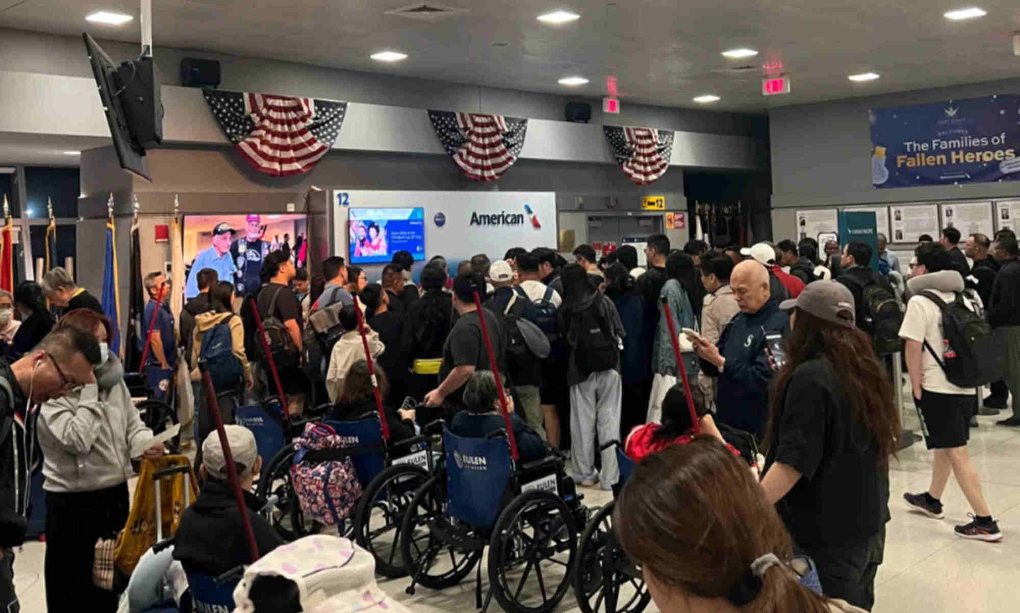 Passengers wait for information after flight CX843 was cancelled. Photo: RedNote/ 帅气的ZZY Passengers wait for information after flight CX843 was cancelled. Photo: RedNote/ 帅气的ZZY