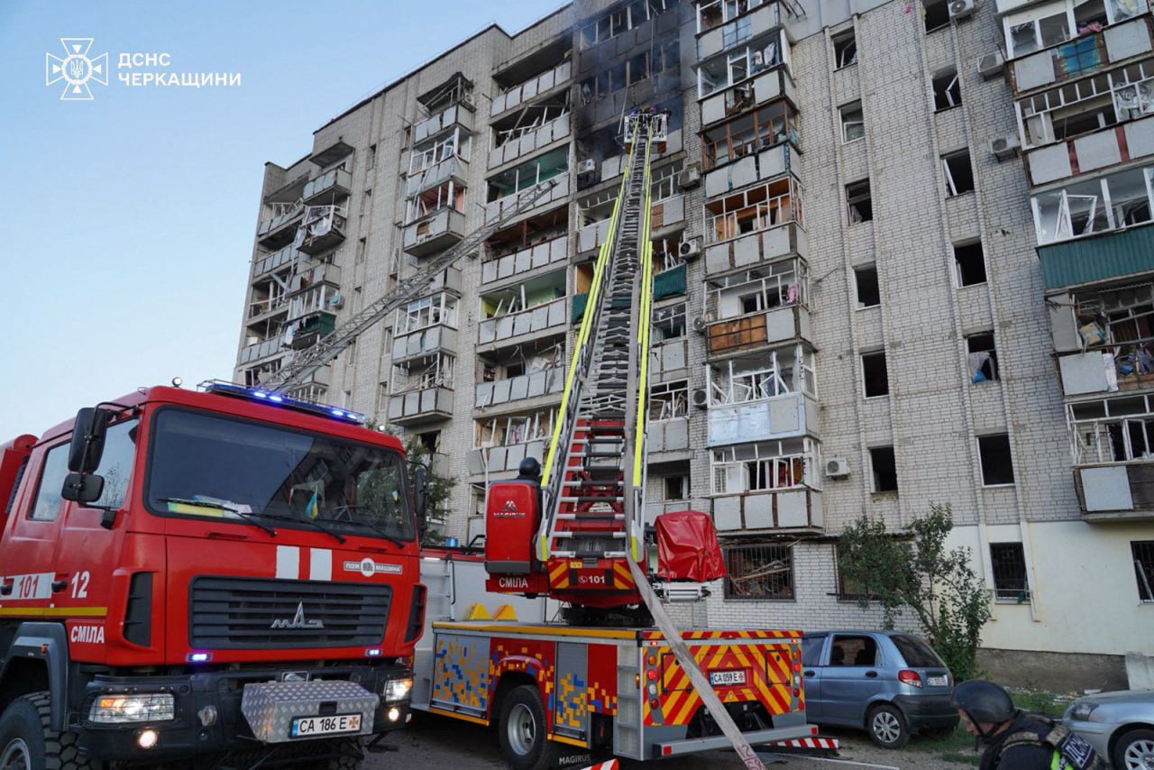 Firefighters extinguishing a fire in a residential building after a Russian attack in the city of Smila, Cherkasy region, Ukraine. Photo: Handout / Ukrainian State Emergency Service / AFP