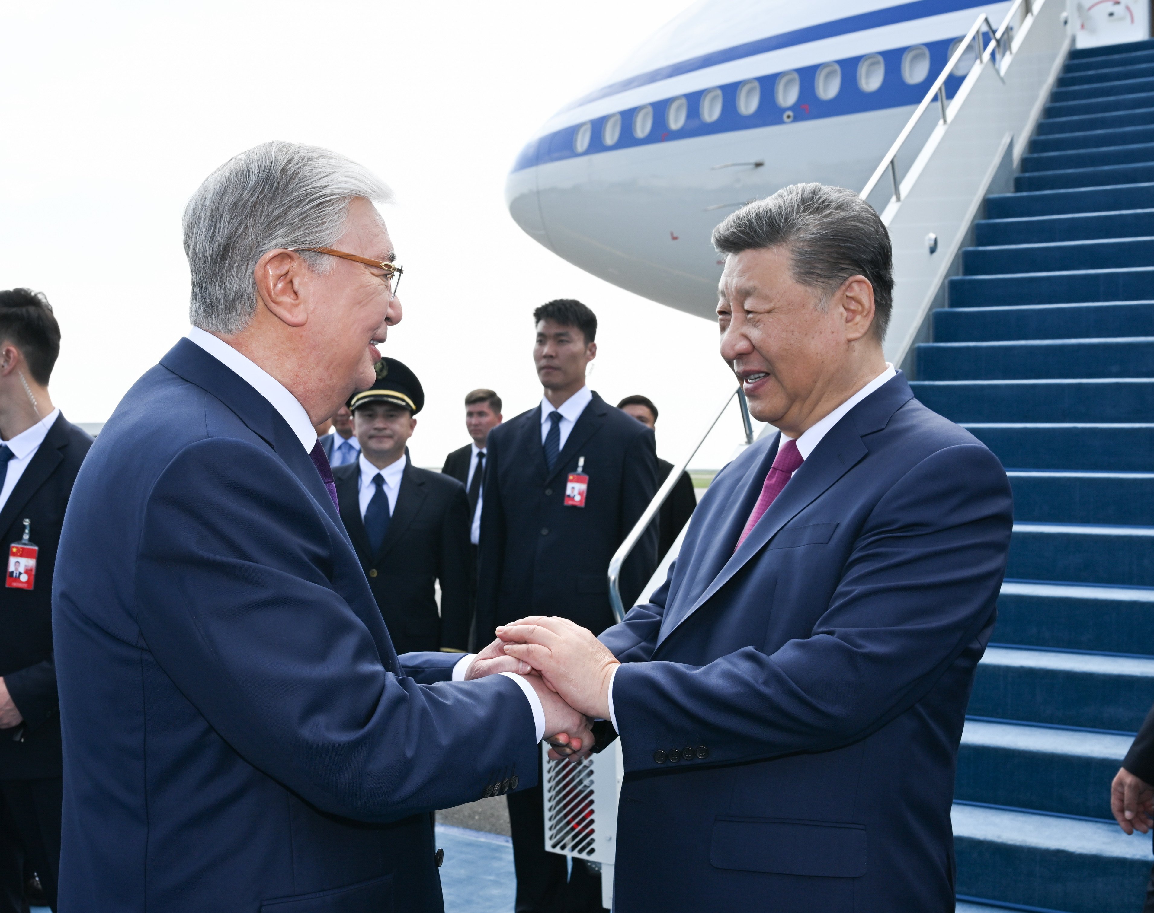 Chinese President Xi Jinping (right) shakes hands with Kazakh President Kassym-Jomart Tokayev before flying back to Beijing after the completion of the second China-Central Asia Summit in Astana, Kazakhstan, on June 18. Photo: Xinhua