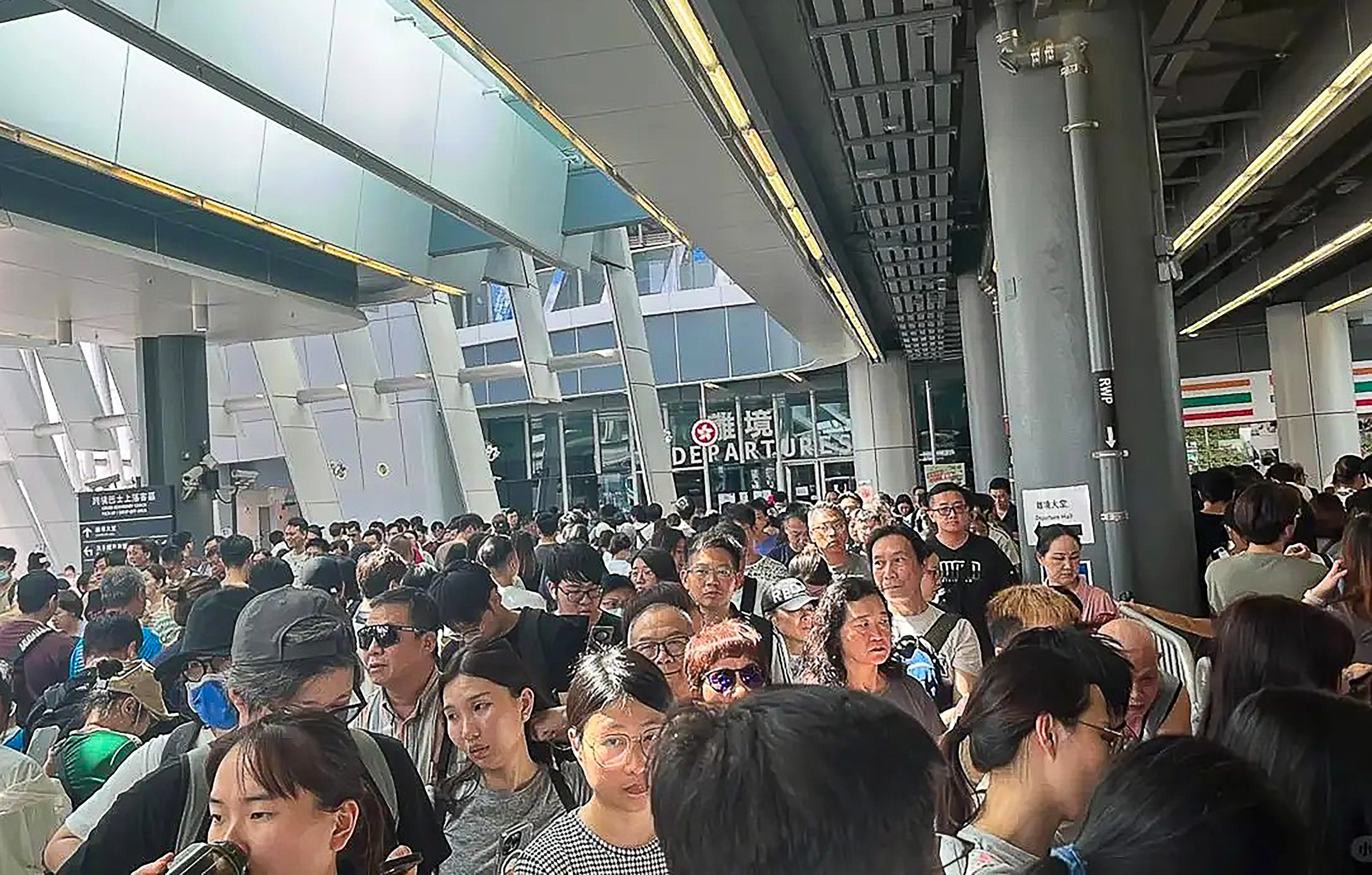 Crowds of Hong Kong residents cross over to Shenzhen via the Heung Yuen Wai checkpoint. Photo: Handout