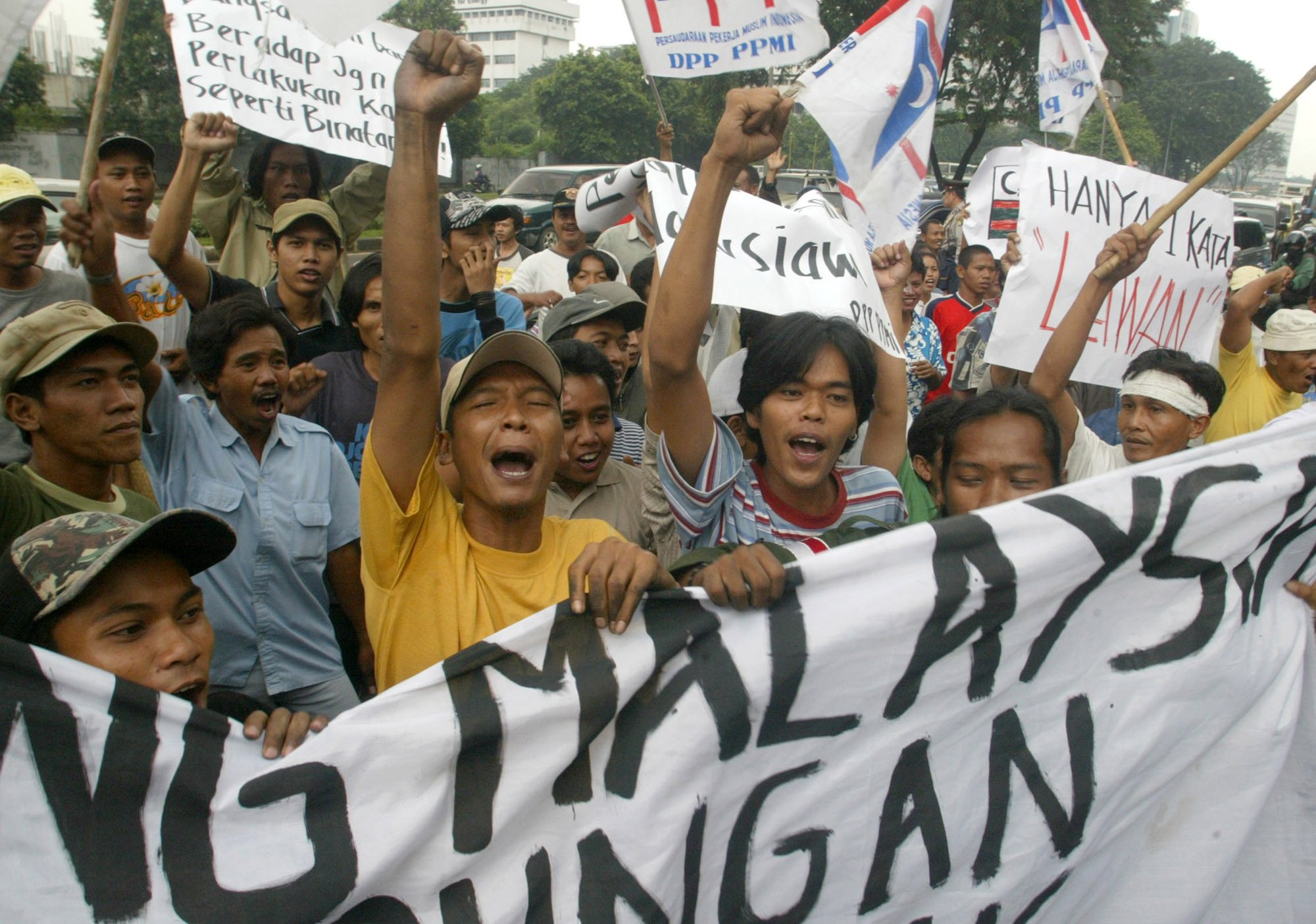 Indonesians protest against Malaysia’s claim on Ambalat outside the Malaysian embassy in Jakarta in 2005. Photo: AP Indonesians protest against Malaysia’s claim on Ambalat outside the Malaysian embassy in Jakarta in 2005. Photo: AP