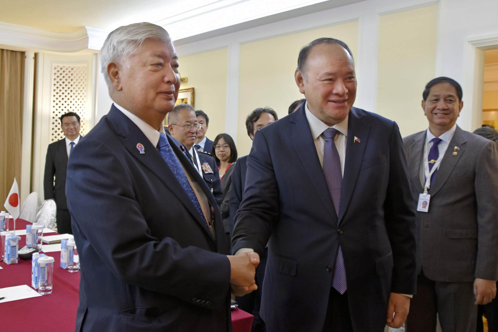 Japanese Defence Minister Gen Nakatani (left) shakes hands with his Philippine counterpart Gilberto Teodoro before their talks in Singapore on June 1. Photo: Kyodo