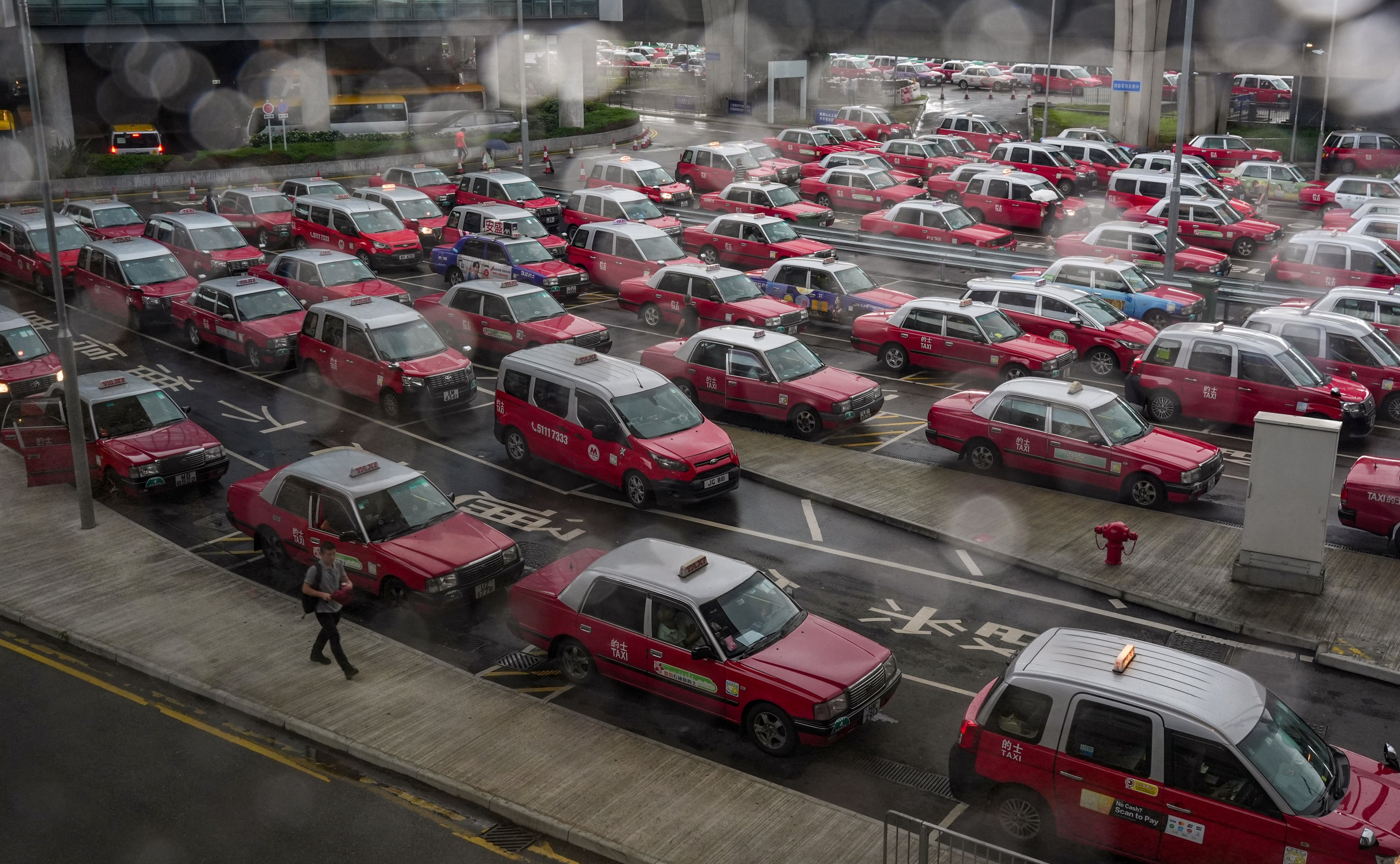 The written test for aspiring taxi drivers will be made significantly easier by reducing and simplifying questions about locations and routes in an effort to boost numbers. Photo: Eugene Lee