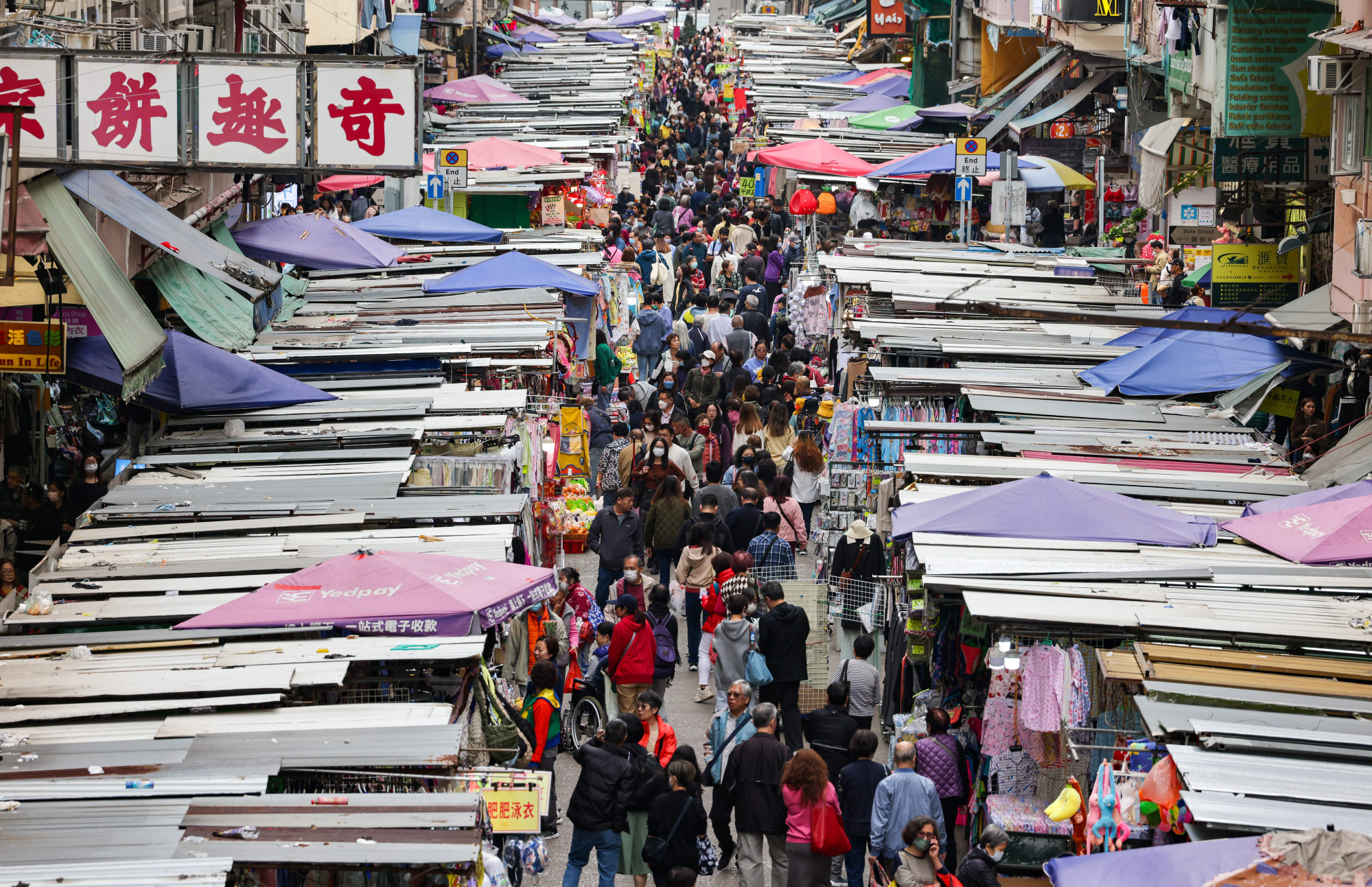 Crowds throng the aisle between hawker stalls at Fa Yuen Street in Mong Kok. Photo: Jelly Tse