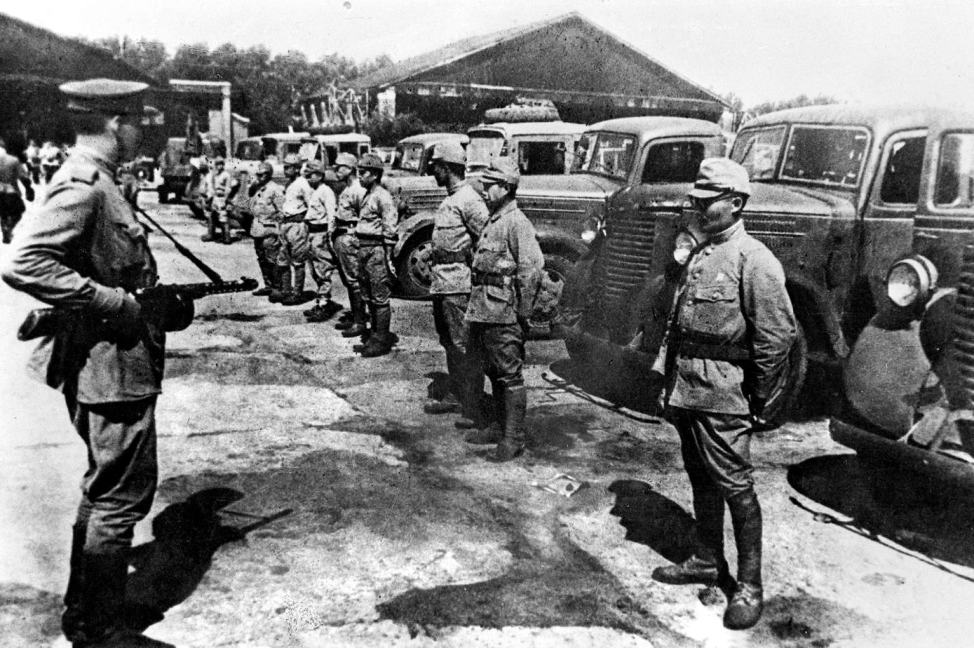 Soviet troops disarming Japanese soldiers in northeast China. Photo: Xinhua Soviet troops disarming Japanese soldiers in northeast China. Photo: Xinhua