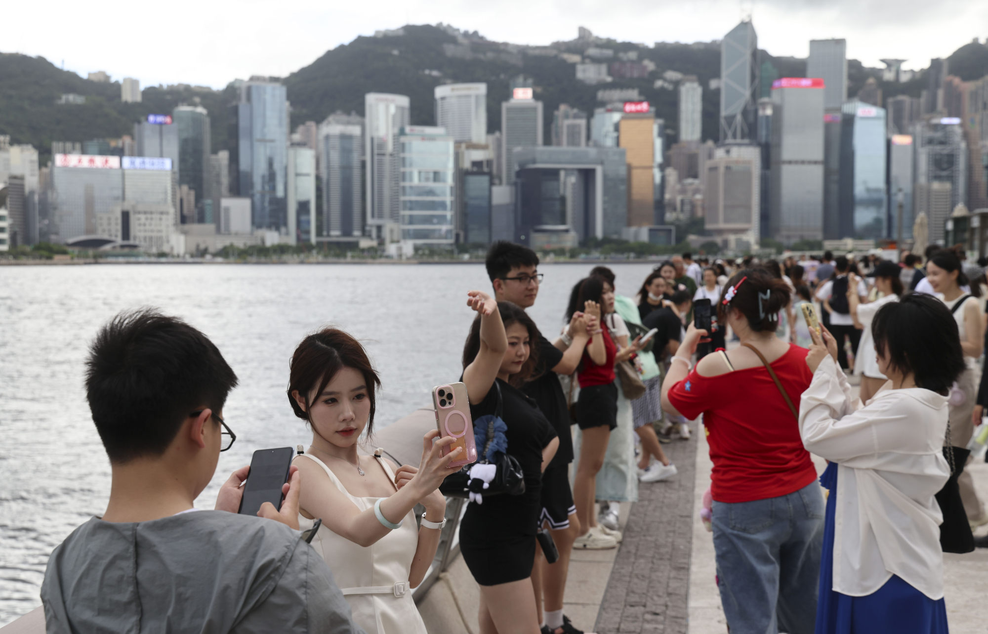 Tourists take pictures at the Avenue of Stars in Tsim Sha Tsui. Photo: Jelly Tse Tourists take pictures at the Avenue of Stars in Tsim Sha Tsui. Photo: Jelly Tse