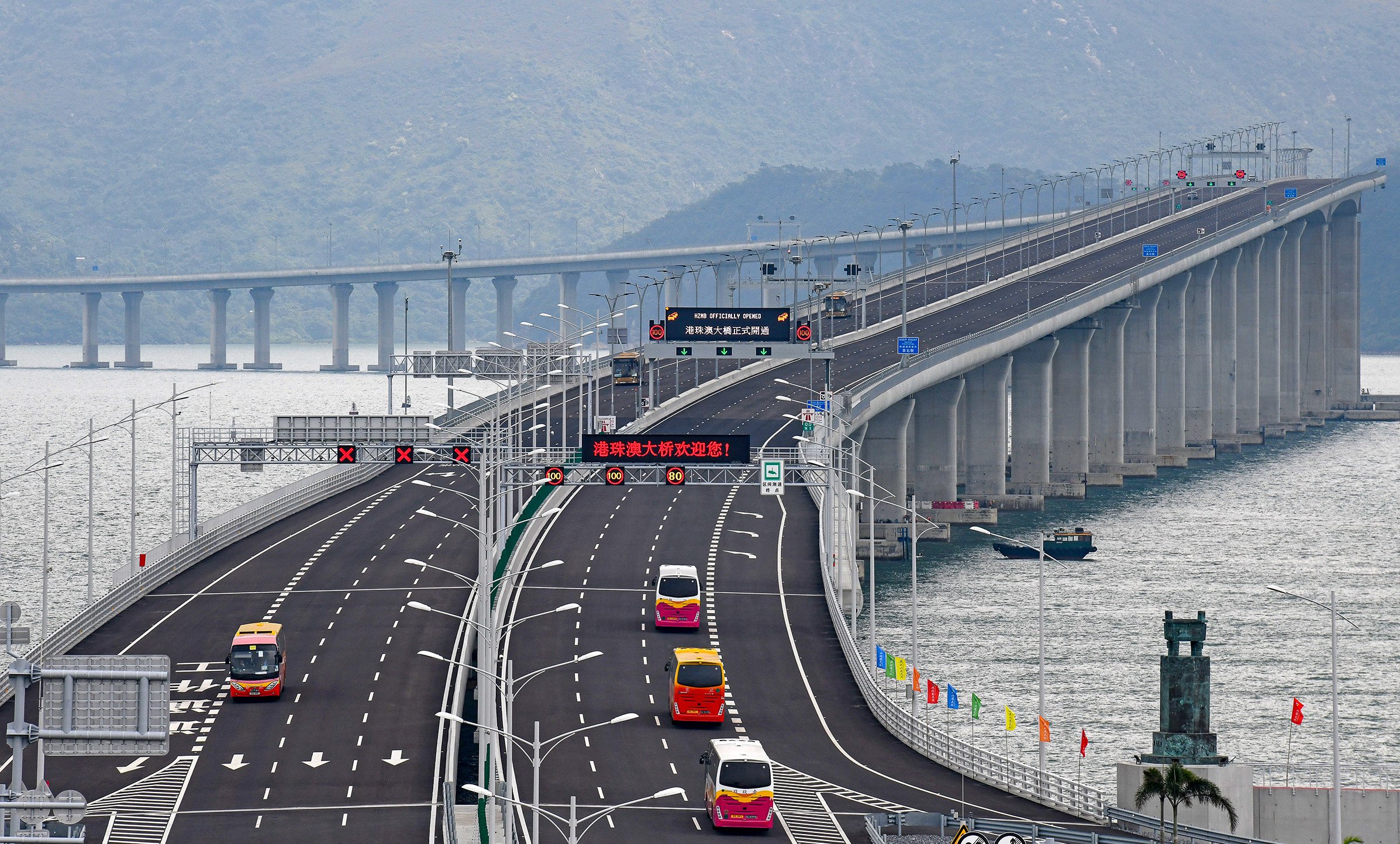 Vehicles travelling on the Hong Kong-Zhuhai-Macau Bridge. Photo: Xinhua
