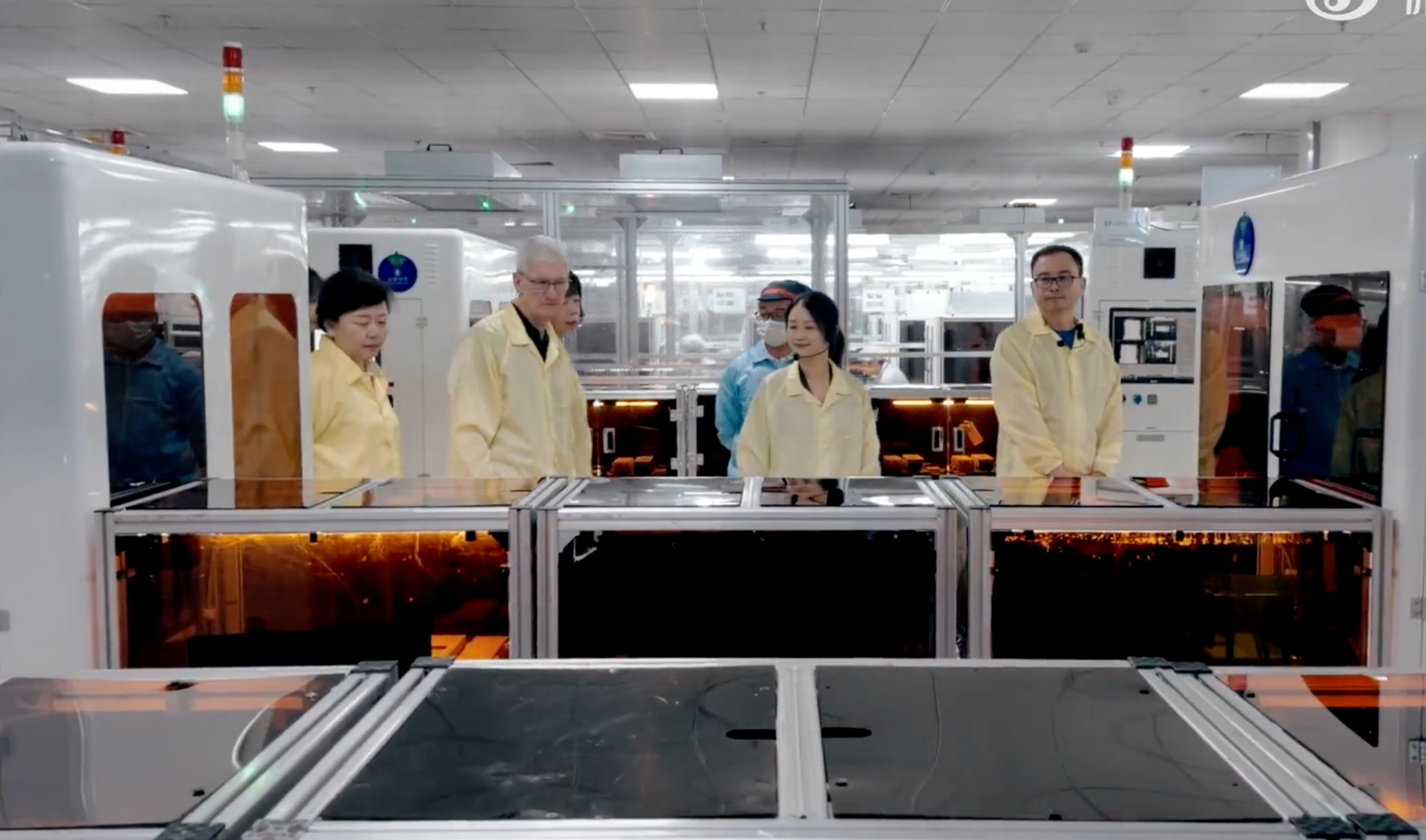 Apple CEO Tim Cook talks to workers during a visit to Luxshare Precision Industry in October 2023. Photo: Weibo