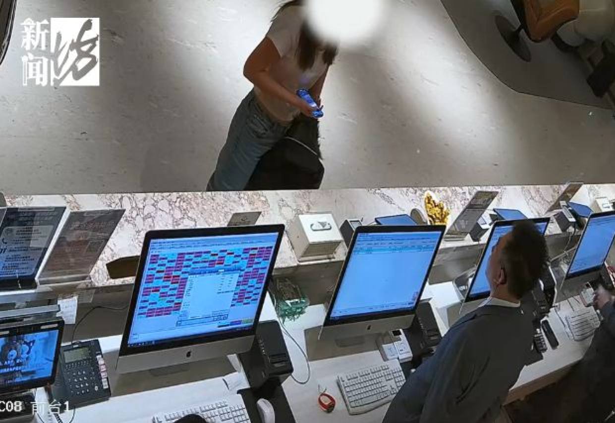 Surveillance cameras at a hotel reception desk in Shanghai captured Huang’s image as she set about trying to con the establishment. Photo: 163.com Surveillance cameras at a hotel reception desk in Shanghai captured Huang’s image as she set about trying to con the establishment. Photo: 163.com