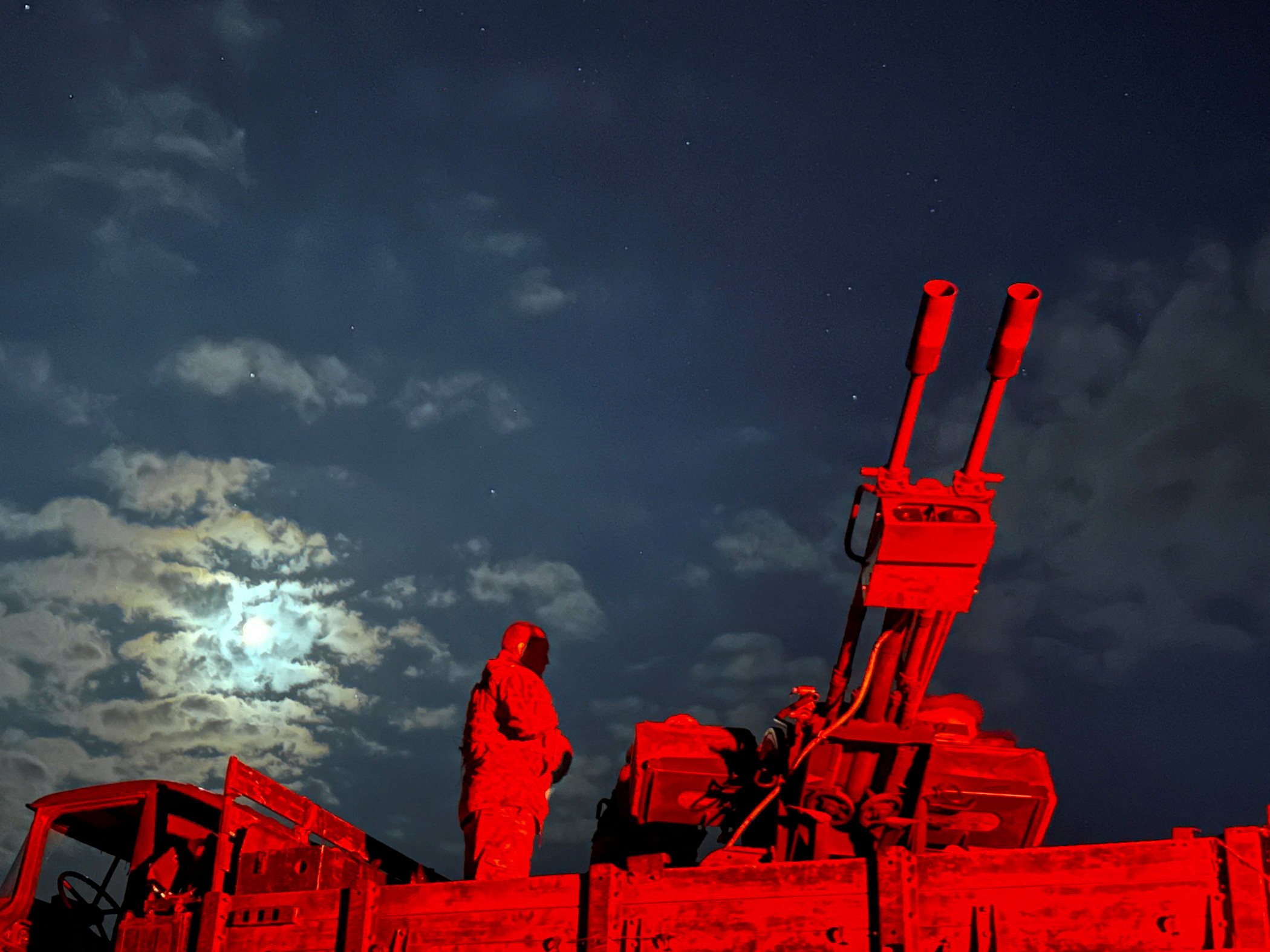 Ukrainian servicemen prepare an anti-aircraft cannon during an overnight shift in Kharkiv region in June. Photo: Reuters