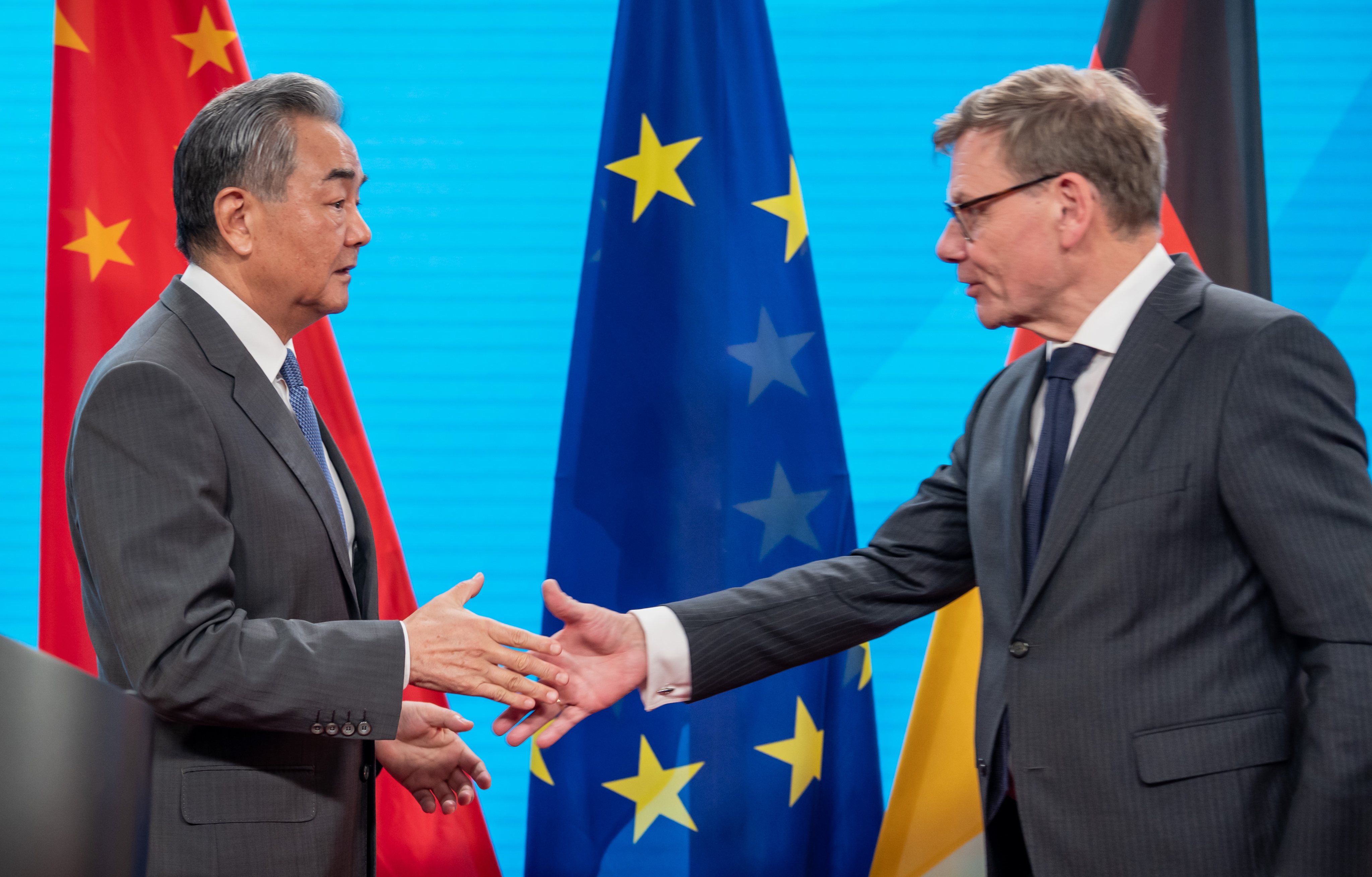 German Foreign Minister Johann Wadephul (right) and Chinese Foreign Minister Wang Yi shake hands at the end of their joint press conference in Berlin. Photo: dpa