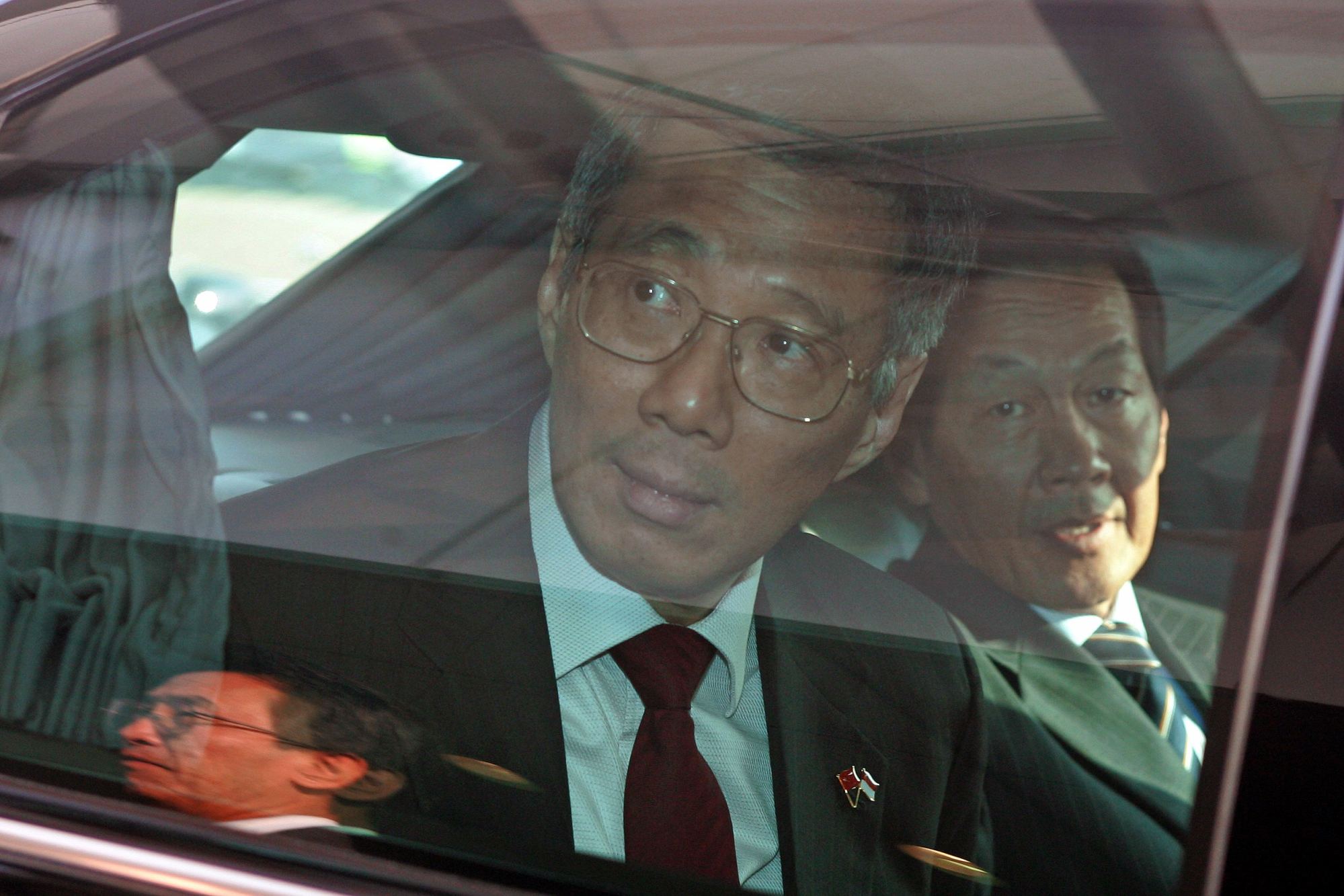 Singapore Prime Minister Lee Hsien Loong arrives in Beijing for an official visit on October 24, 2005. Photo: Reuters Singapore Prime Minister Lee Hsien Loong arrives in Beijing for an official visit on October 24, 2005. Photo: Reuters