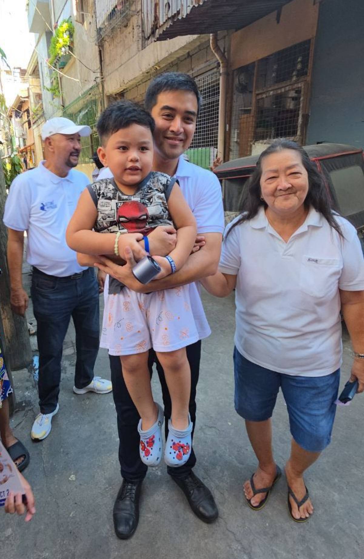 Pasig City Mayor Vico Sotto carries a constituent named John Vico on the campaign trail in April. Photo: Facebook/Vico Sotto Pasig City Mayor Vico Sotto carries a constituent named John Vico on the campaign trail in April. Photo: Facebook/Vico Sotto