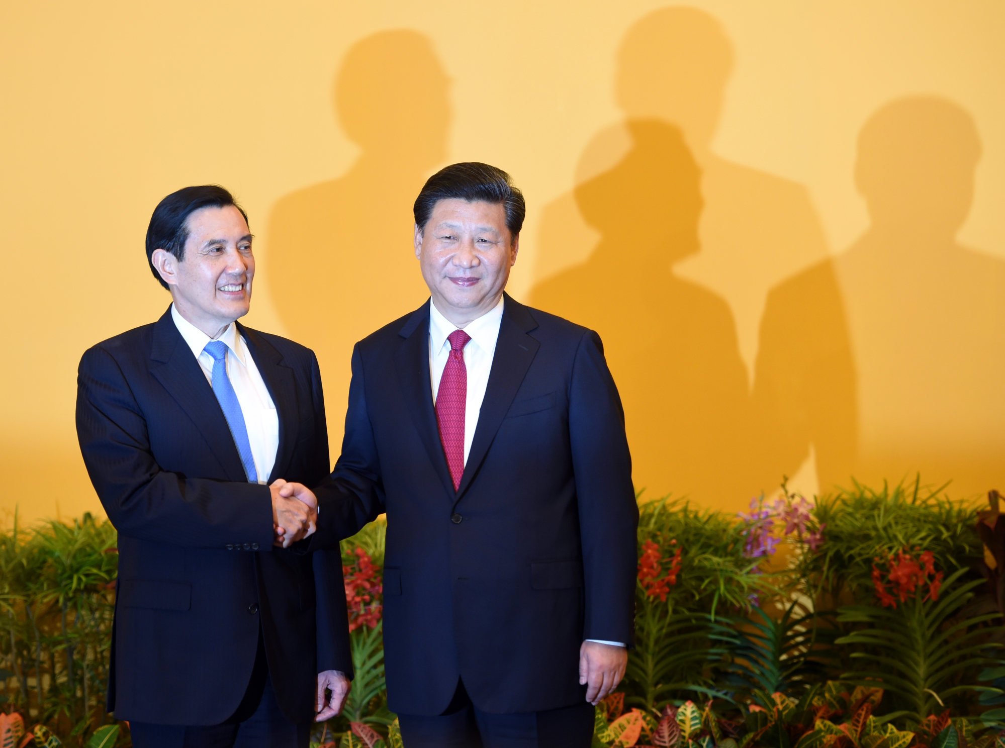 Chinese President Xi Jinping (right) shakes hands with Taiwan’s leader Ma Ying-jeou before their meeting at the Shangri-La Hotel in Singapore on November 7, 2015. Photo: AFP Chinese President Xi Jinping (right) shakes hands with Taiwan’s leader Ma Ying-jeou before their meeting at the Shangri-La Hotel in Singapore on November 7, 2015. Photo: AFP