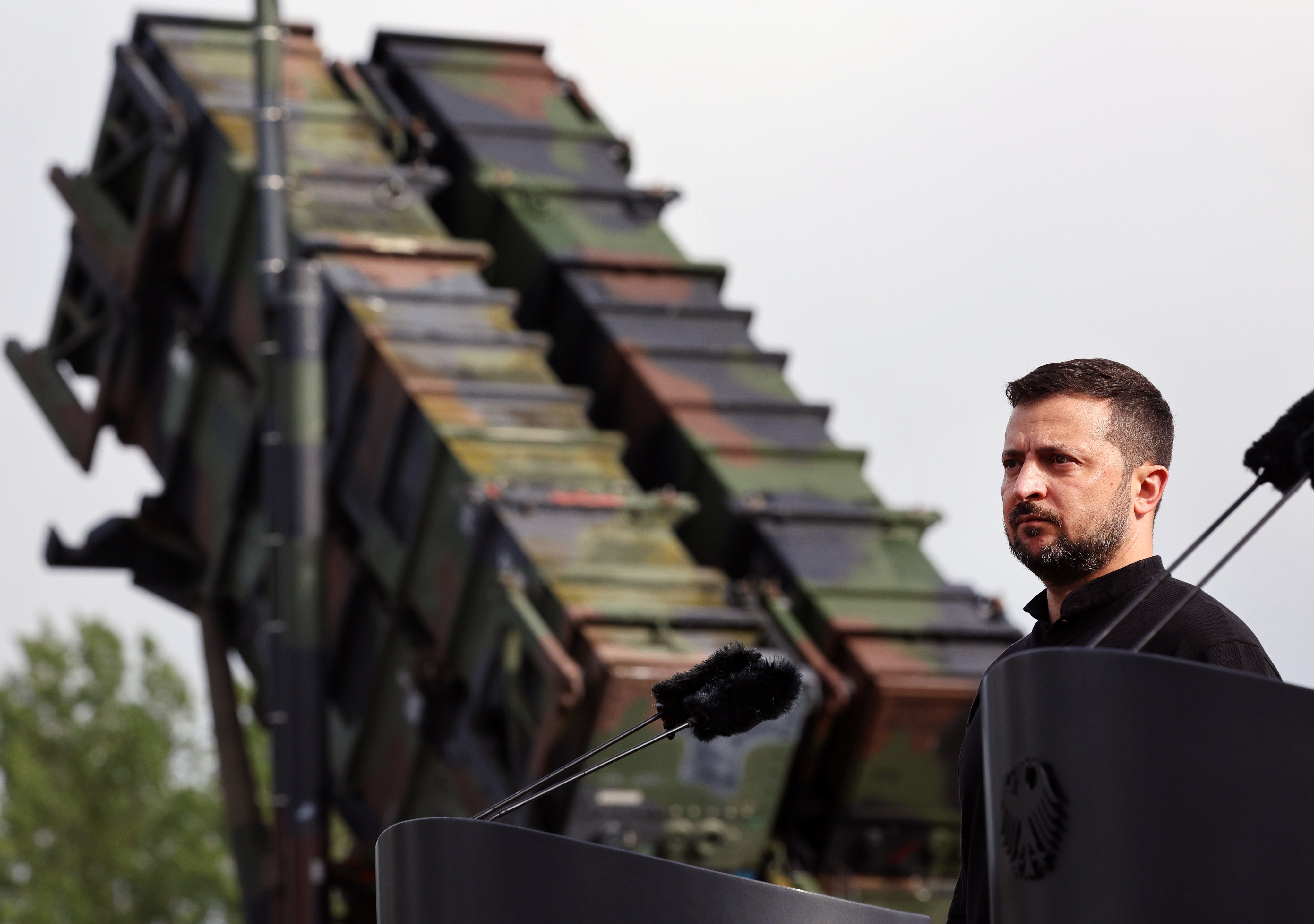 Ukrainian President Volodymyr Zelensky stands in front of a Patriot missile system during his visit to a military training area in June 2024. Photo: dpa