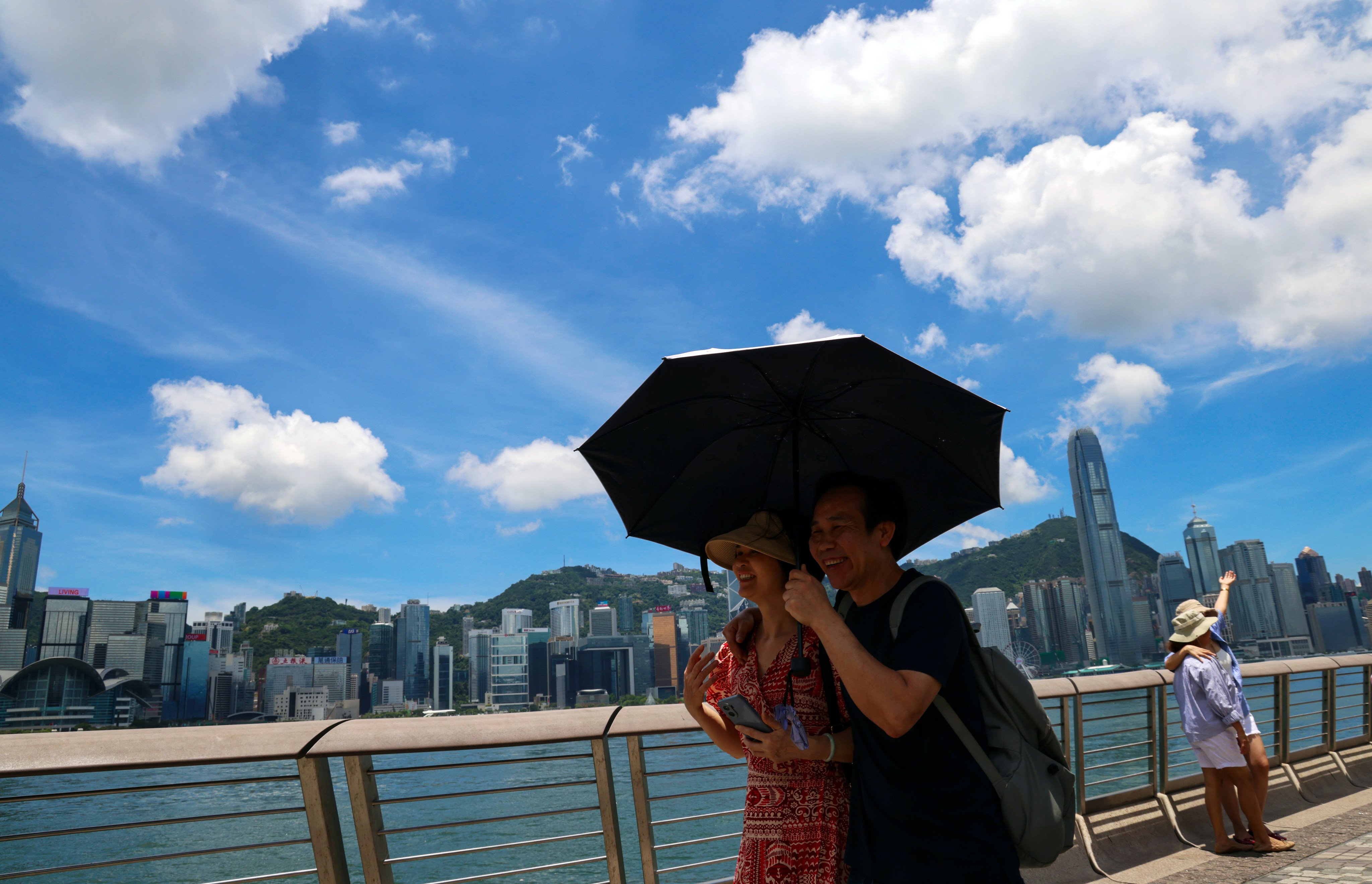 Visitors brave the hot weather as they walk along the Tsim Sha Tsui waterfront. Photo: Jelly Tse