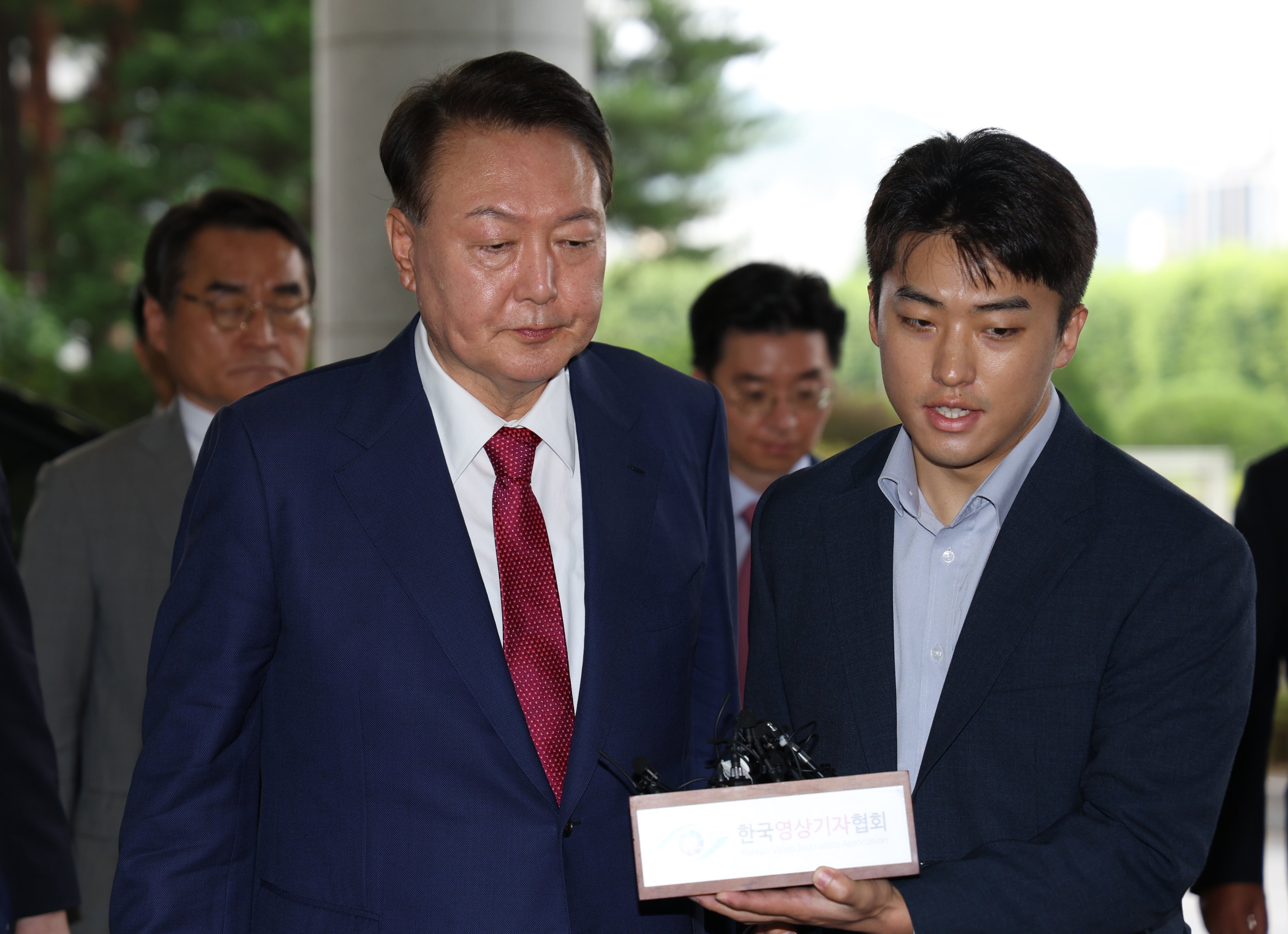 Former South Korean President Yoon Suk-yeol (left) heads to the office of special counsel Cho Eun-suk, within the Seoul High Prosecutors Office in southern Seoul, South Korea, on Saturday. Photo: EPA-EFE