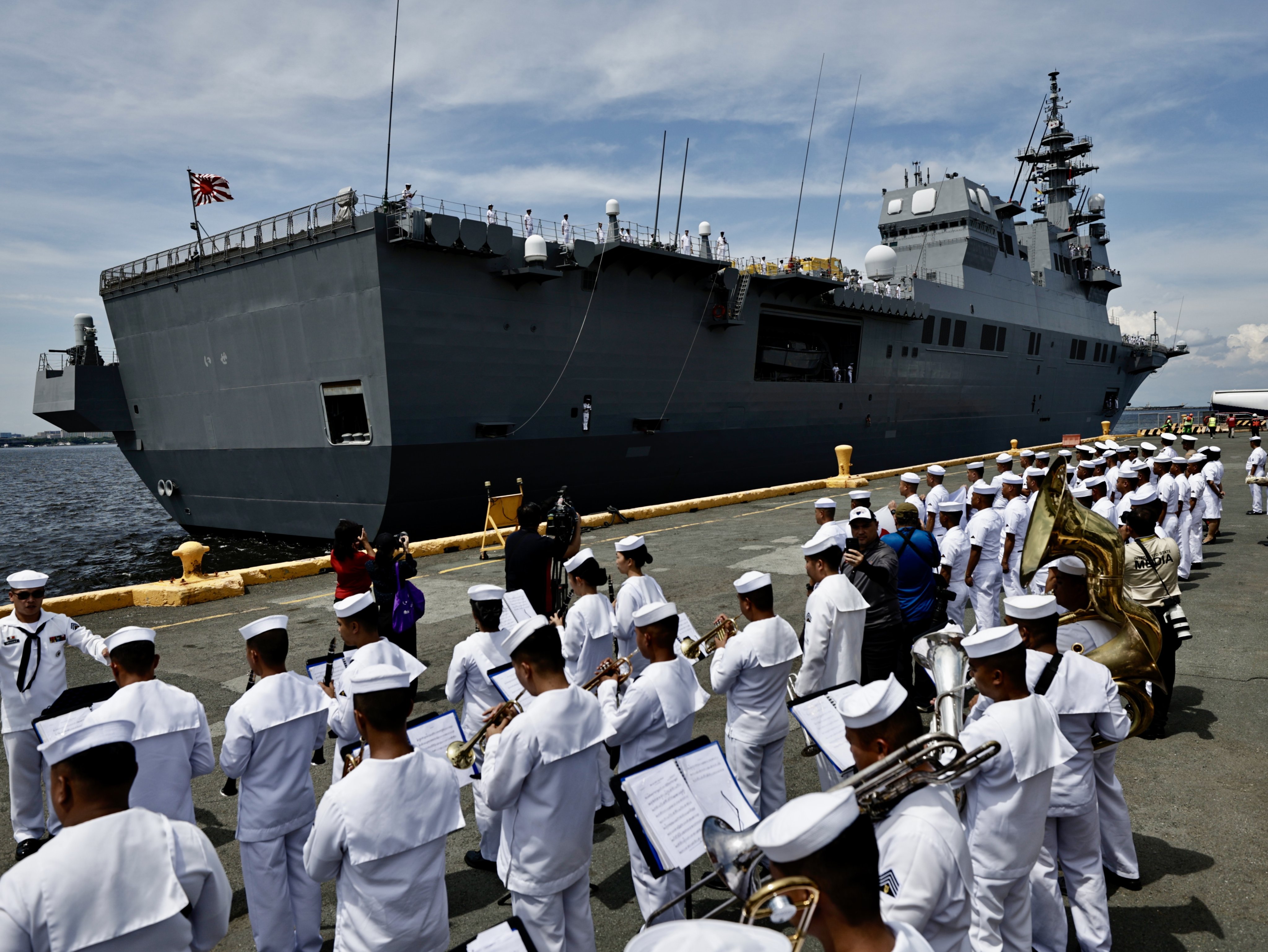 A Japanese navy destroyer docks at the Port of Manila, Philippines, on June 21. Photo: EPA-EFE