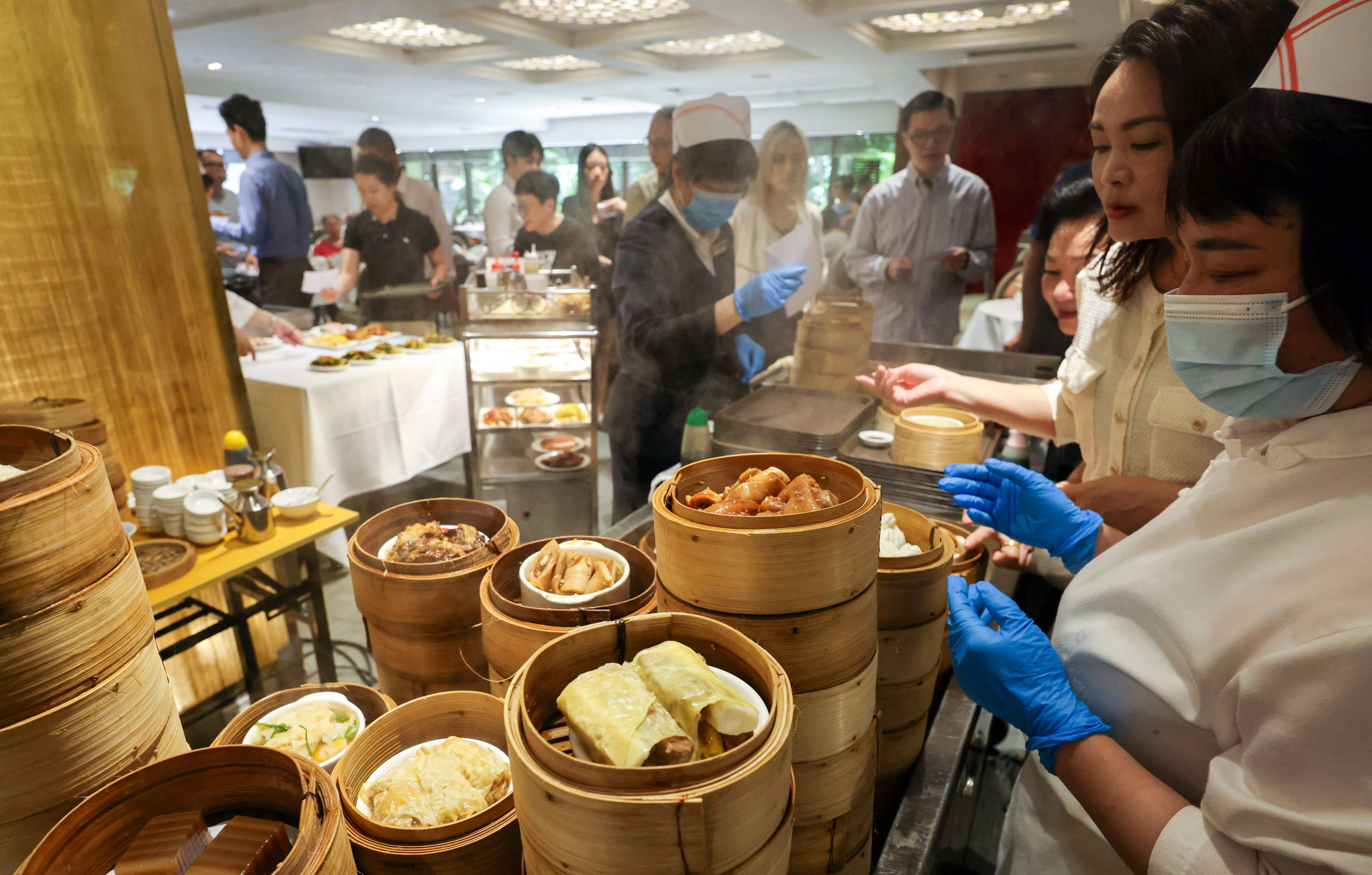 Metropol Restaurant is one of only a few Chinese restaurants in Hong Kong that still serves dim sum the traditional way, using trolleys. Photo: Jelly Tse