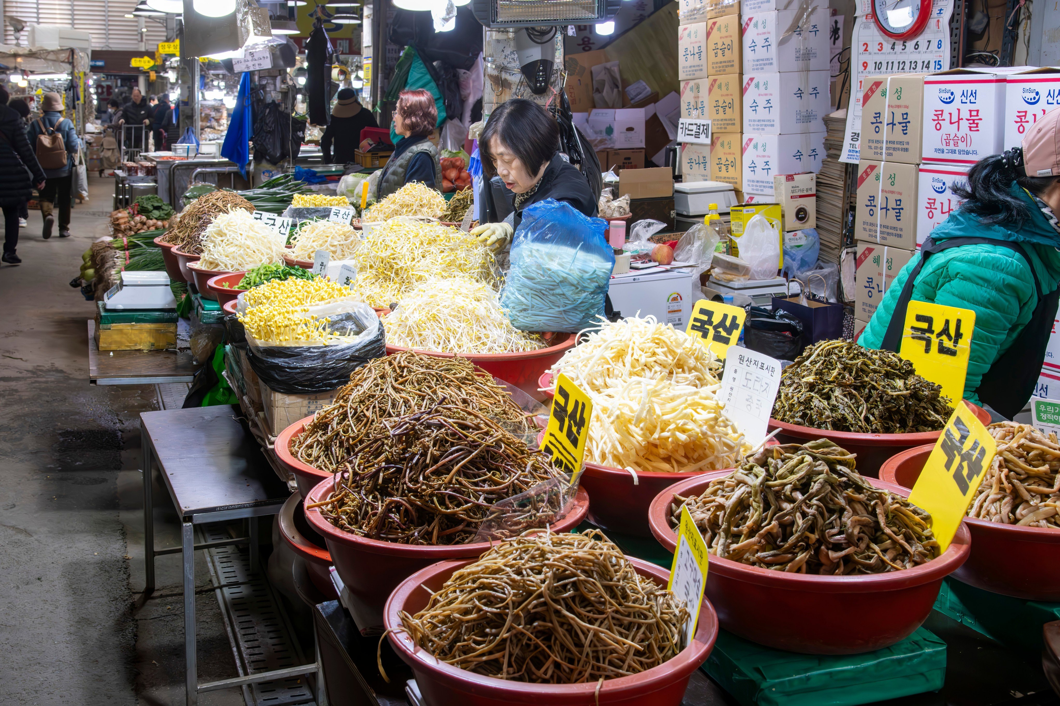 Seoul, South Korea-31 March 2025; Interior of the Gyeongdong Market, one of the largest herbal medicine and ginseng markets of South Korea with vendors and customers. Photo: Shutterstock Images