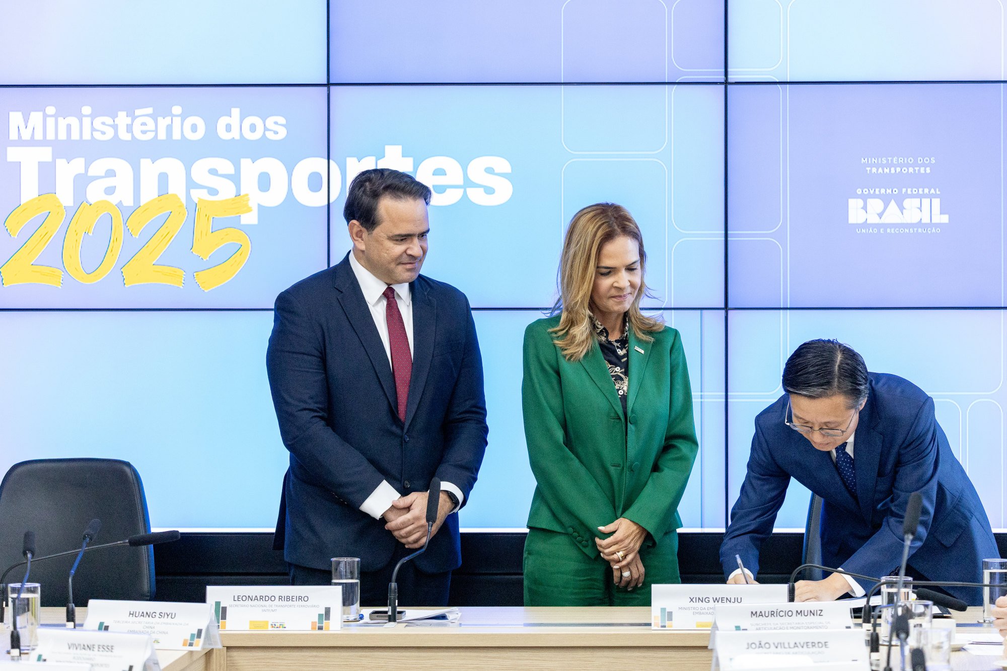 Chinese Embassy Chargé d’Affaires Xing Wenju signs railway cooperation agreement with Brazil’s National Secretary of Rail Transport Leonardo Ribeiro and ANTT Director Elizabeth Braga. Credit: Brazilian Ministry of Transport