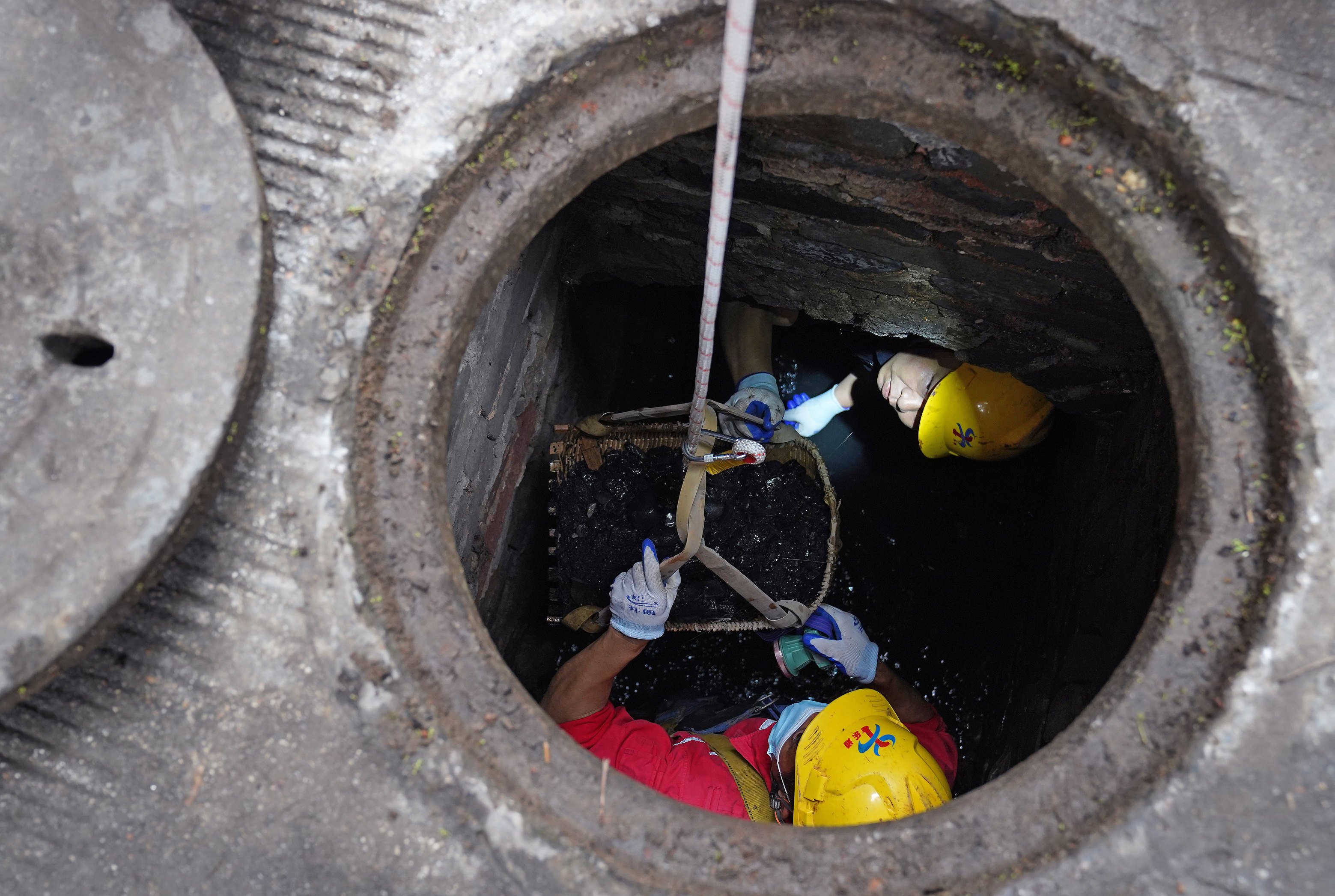 Workers clear and dredge the pipelines of Fushougou Ditch in the ancient city of Ganzhou, in central China’s Jiangxi province, last month. Photo: Xinhua