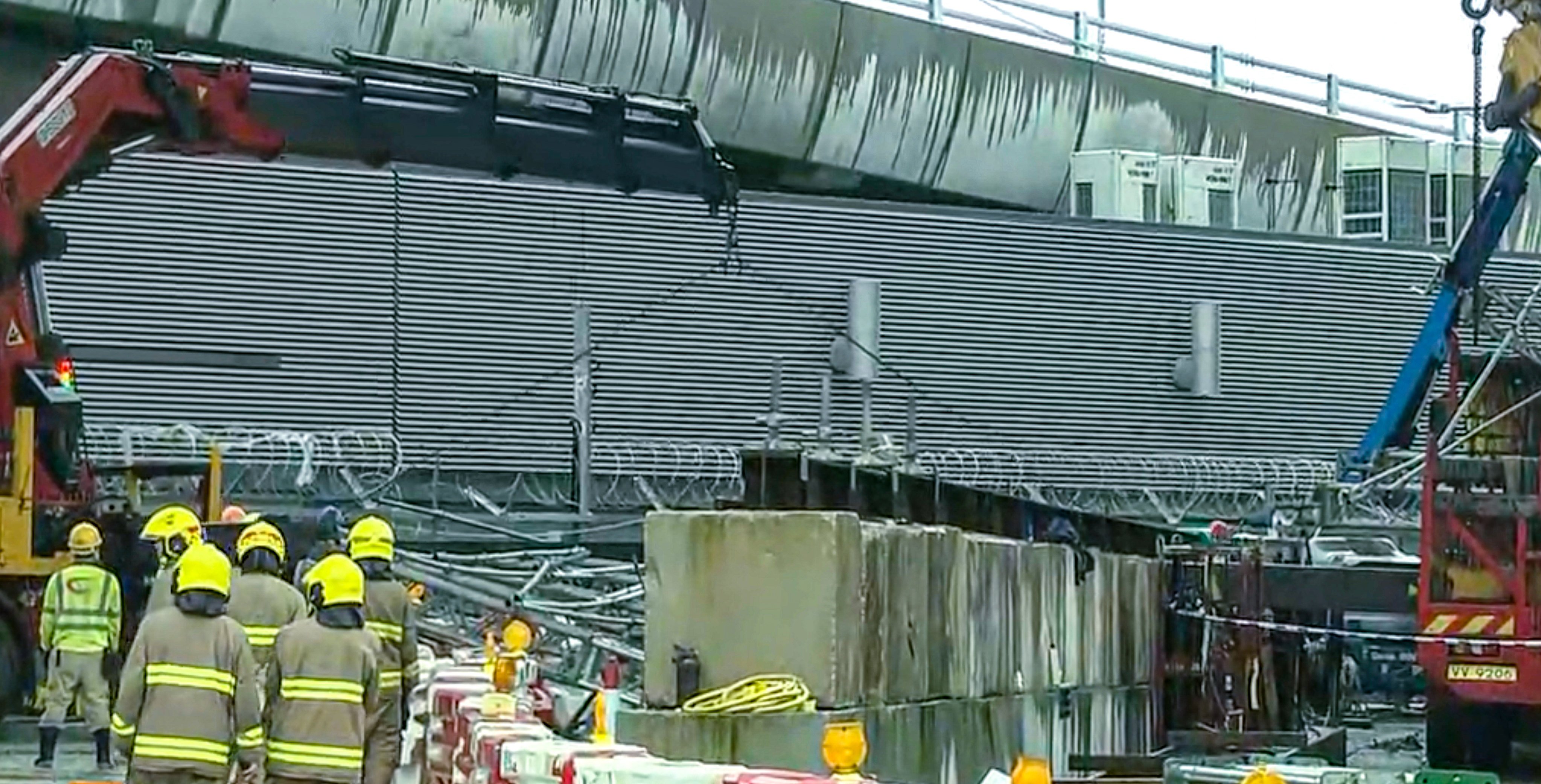 A worker was killed by a fallen iron beam at a construction site near the border-crossing facilities at Hong Kong’s mega bridge connecting mainland China and Macau. Photo: Now TV news