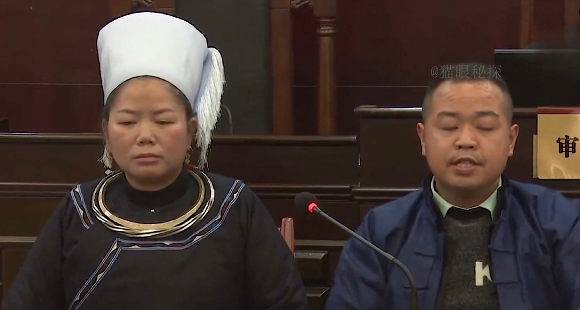 A folk-singing mediator sits in court dressed in her traditional outfit. Photo: Douyin