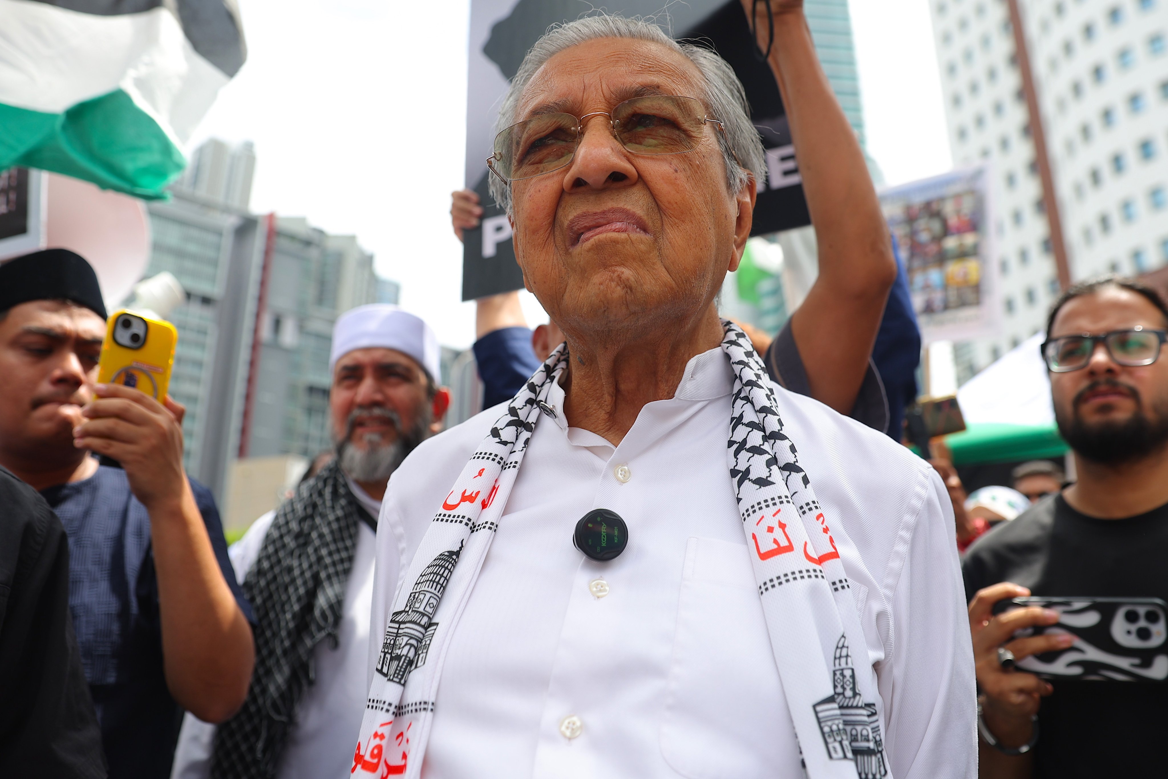 Malaysia’s former prime minster Mahathir Mohamad (C) joins a  rally in solidarity with the Palestinian people, in Kuala Lumpur, on March 28. Photo: EPA