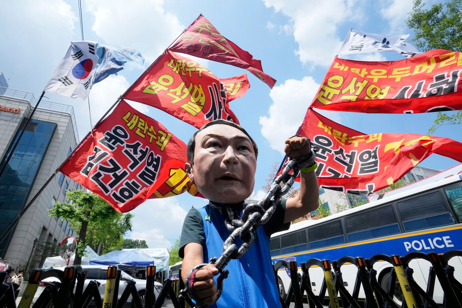 A supporter wears a Yoon Suk-yeol mask during a protest near the Seoul Central District Court on Wednesday. Photo: AP