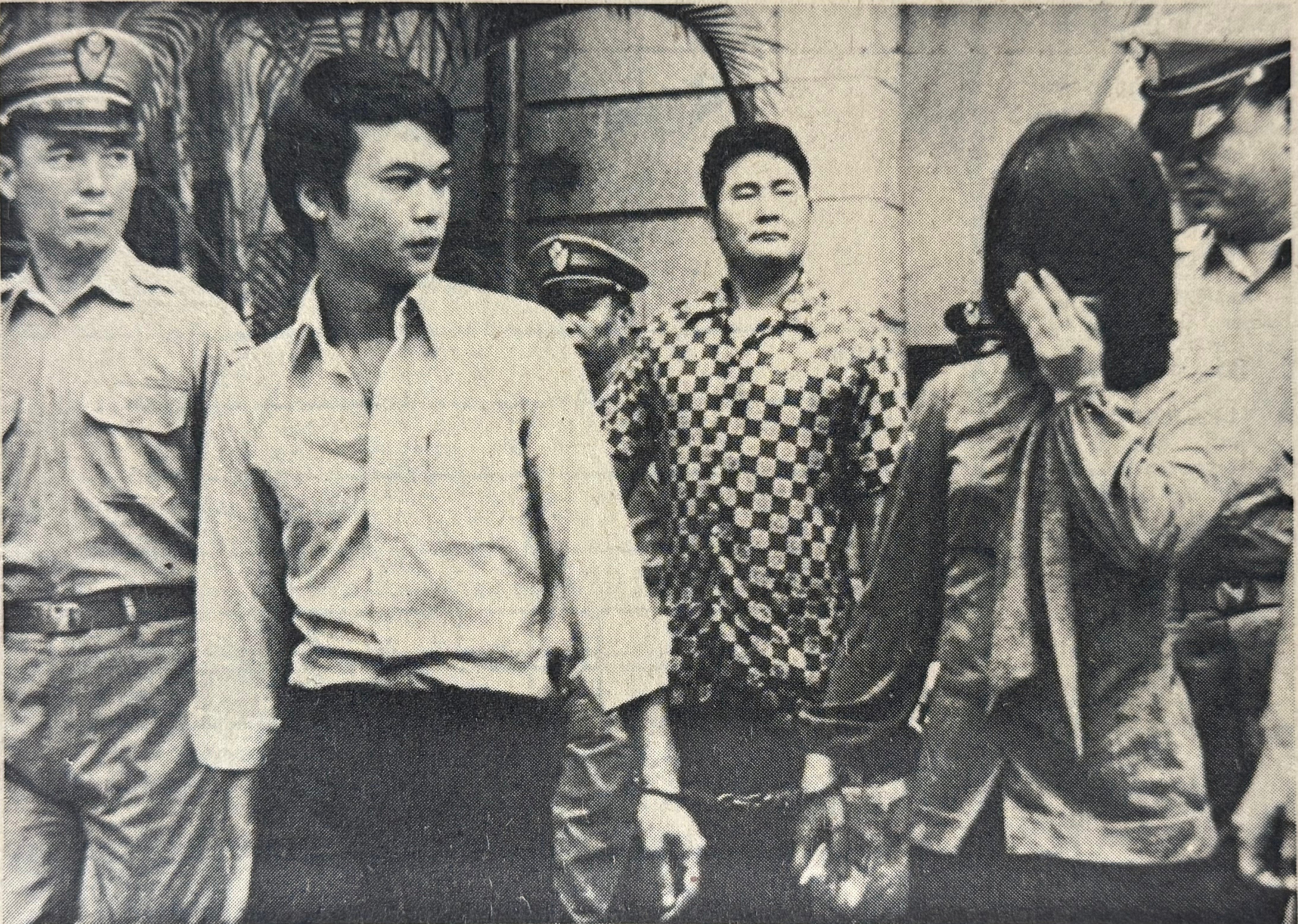 Alleged Hong Kong drug queen Yeung Yin-hing (right) is taken into Taipei District Court handcuffed to her bodyguard Chen Kwan-po to face narcotics trafficking charges. Photo: Photo: SCMP Archives