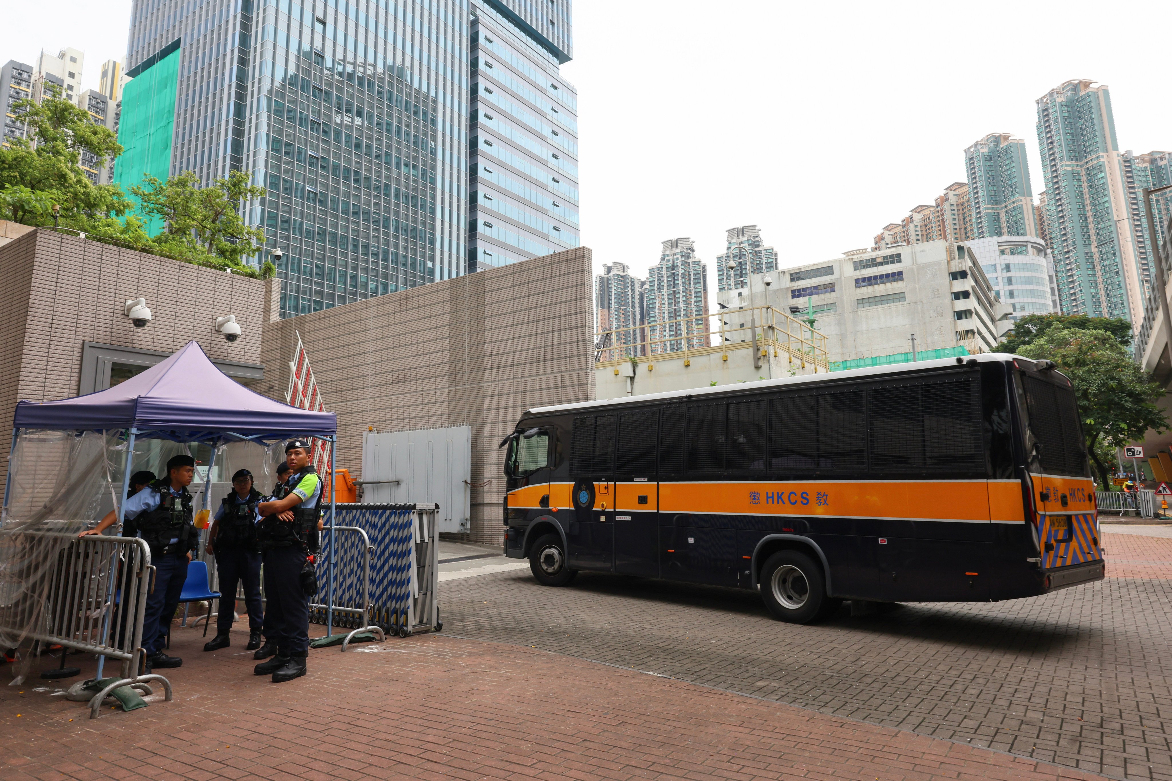 Police officers stand outside the West Kowloon Law Courts Building in Sham Shum Po. Photo; Jelly Tse