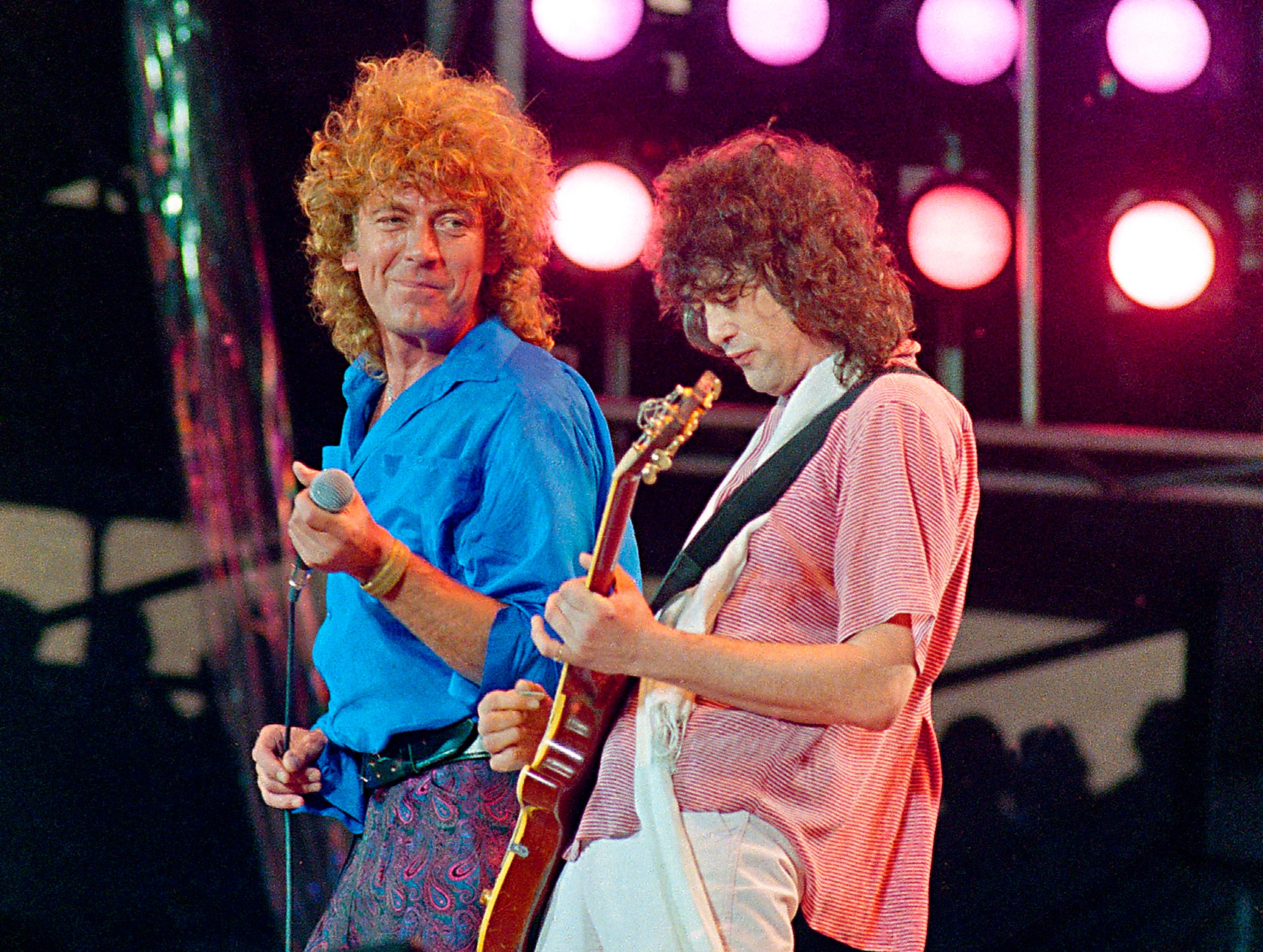 Led Zeppelin singer Robert Plant (left) and guitarist Jimmy Page perform at the Live Aid concert at JFK Stadium in Philadelphia, on July 13, 1985. Photo: AP