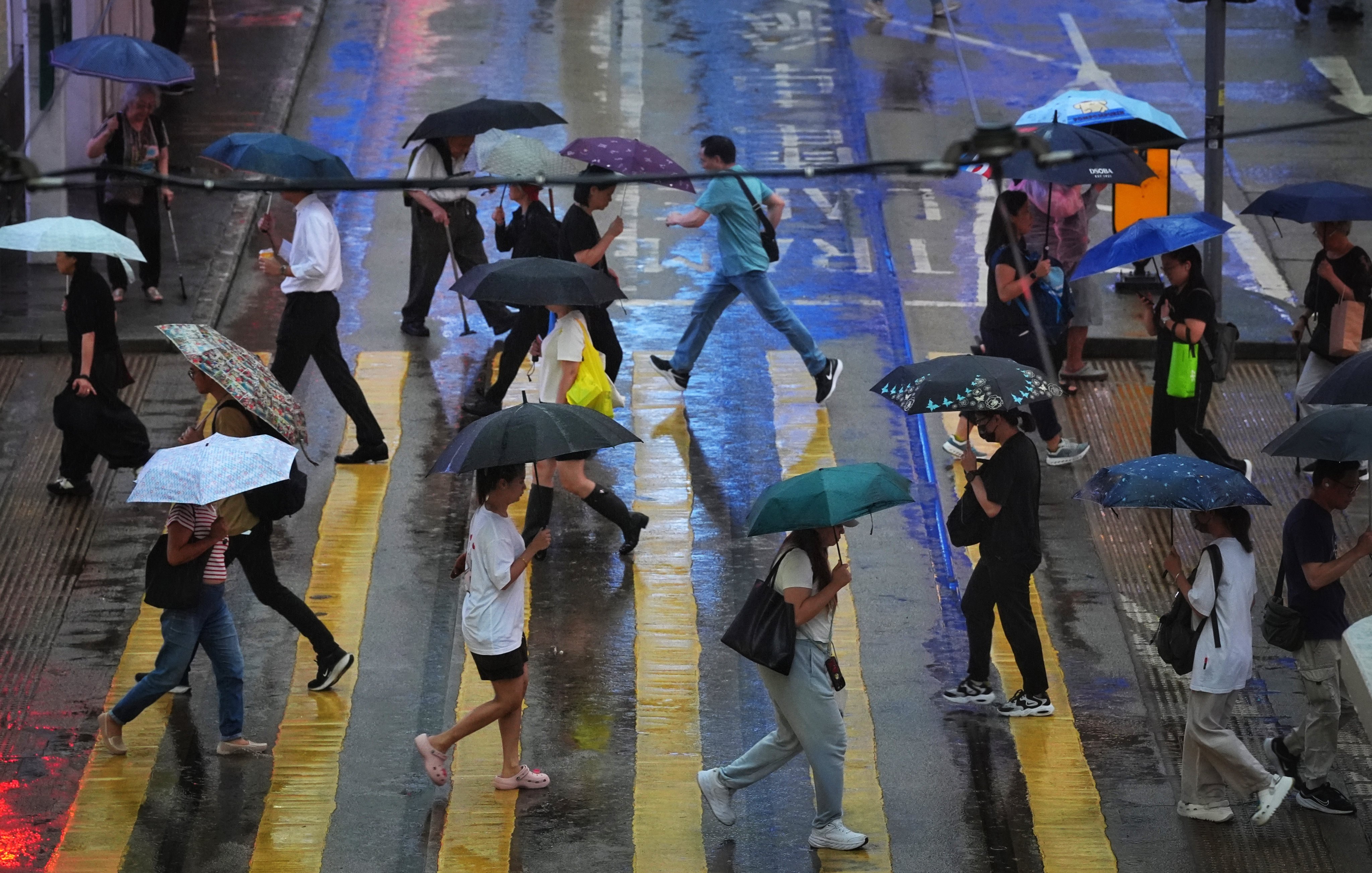 Pedestrians brave heavy rain on Hennessy Road. Photo: Elson Li