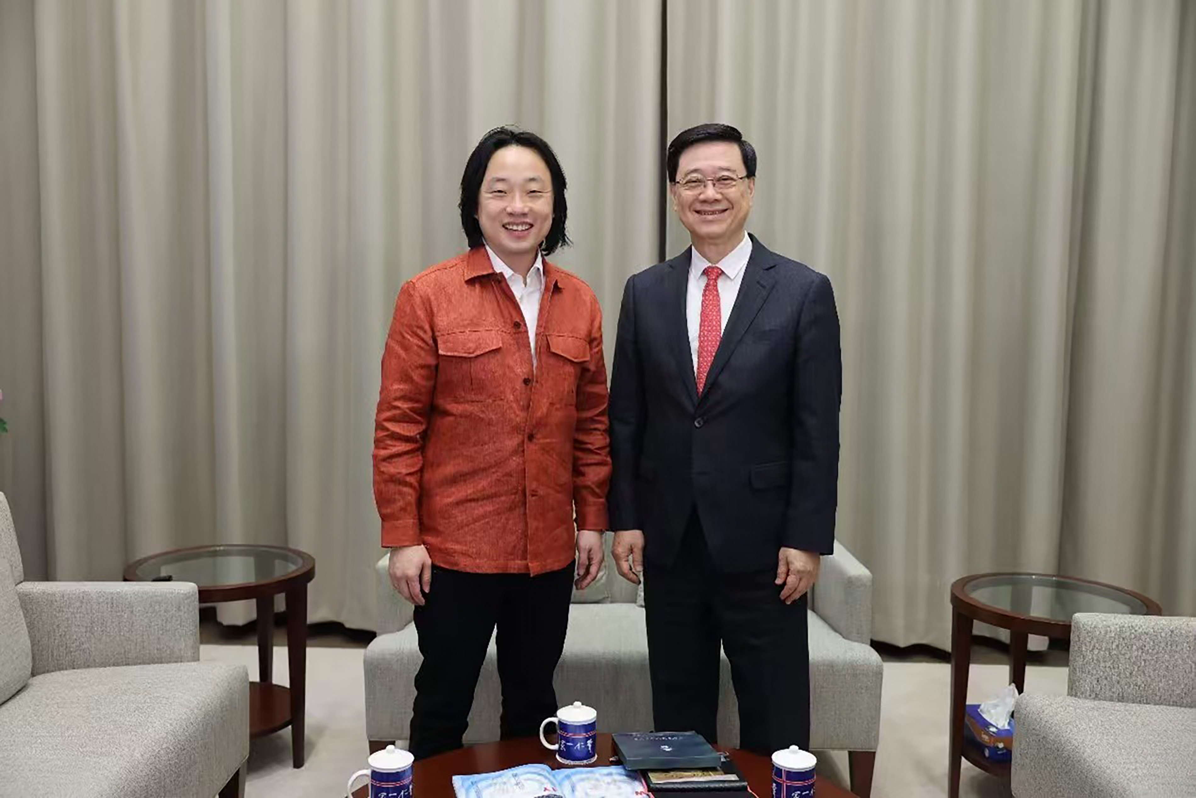 Chief Executive John Lee (right) and Hong Kong-American stand-up comedian Jimmy O. Yang at a recent meeting. Photo: Weibo / CAA创新精英文化经纪