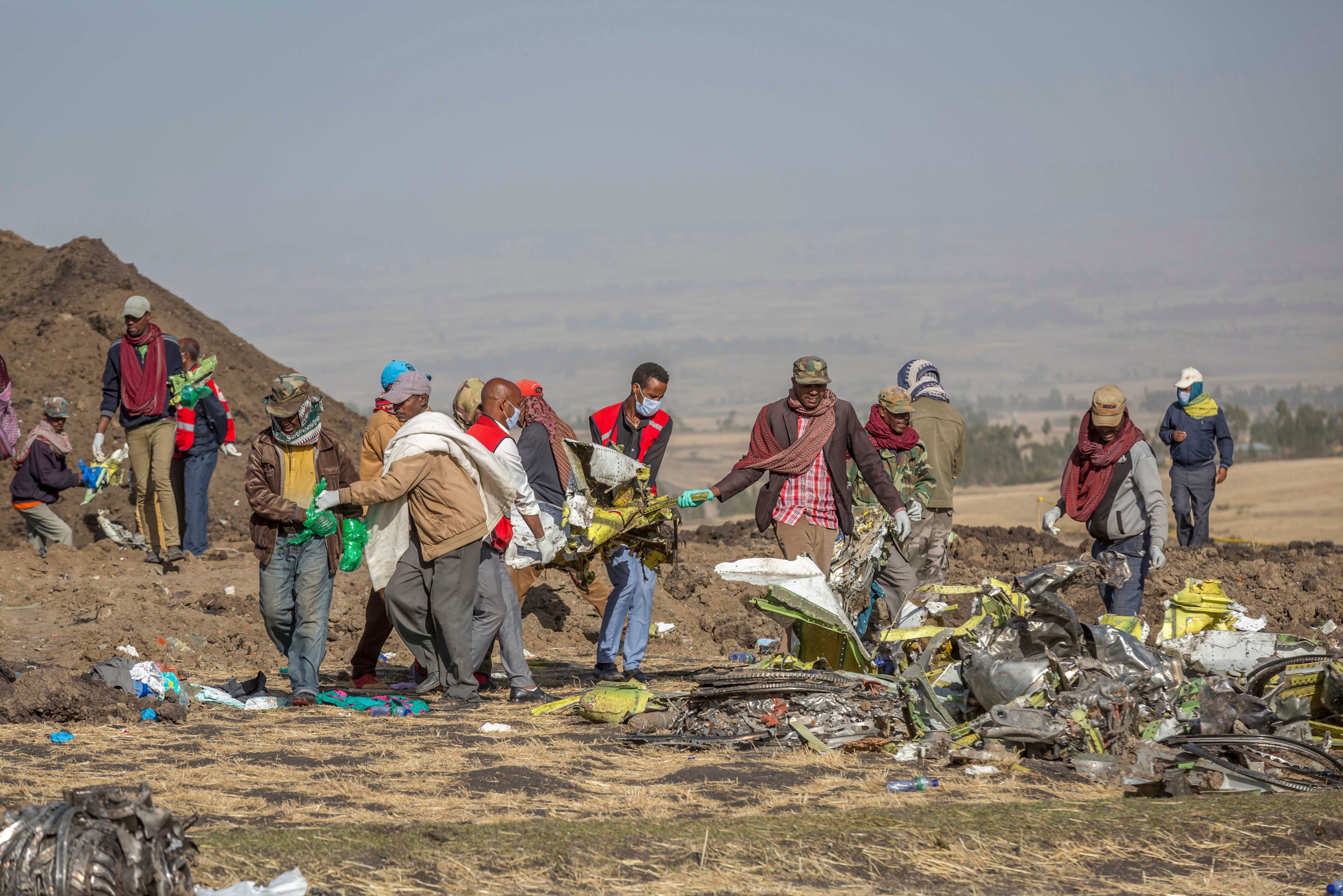 Rescuers at the scene of an Ethiopian Airlines Boeing 737 Max 8 plane crash near Bishoftu, south of Addis Ababa, Ethiopia, on March 11, 2019. Photo: AP