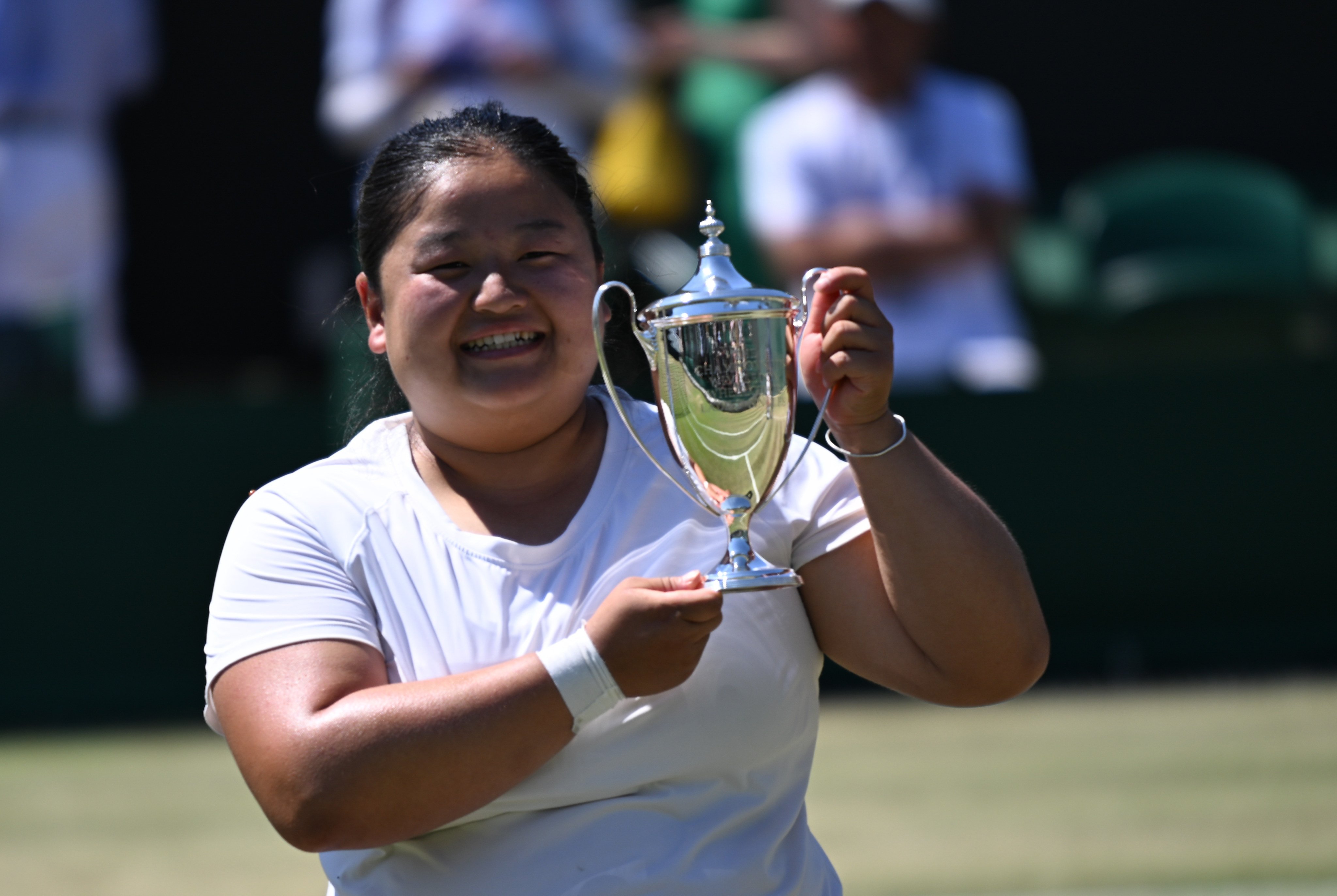 Wang Ziying poses with the trophy after beating Yui Kamiji in the women’s wheelchair singles final at Wimbledon. Photo: Xinhua