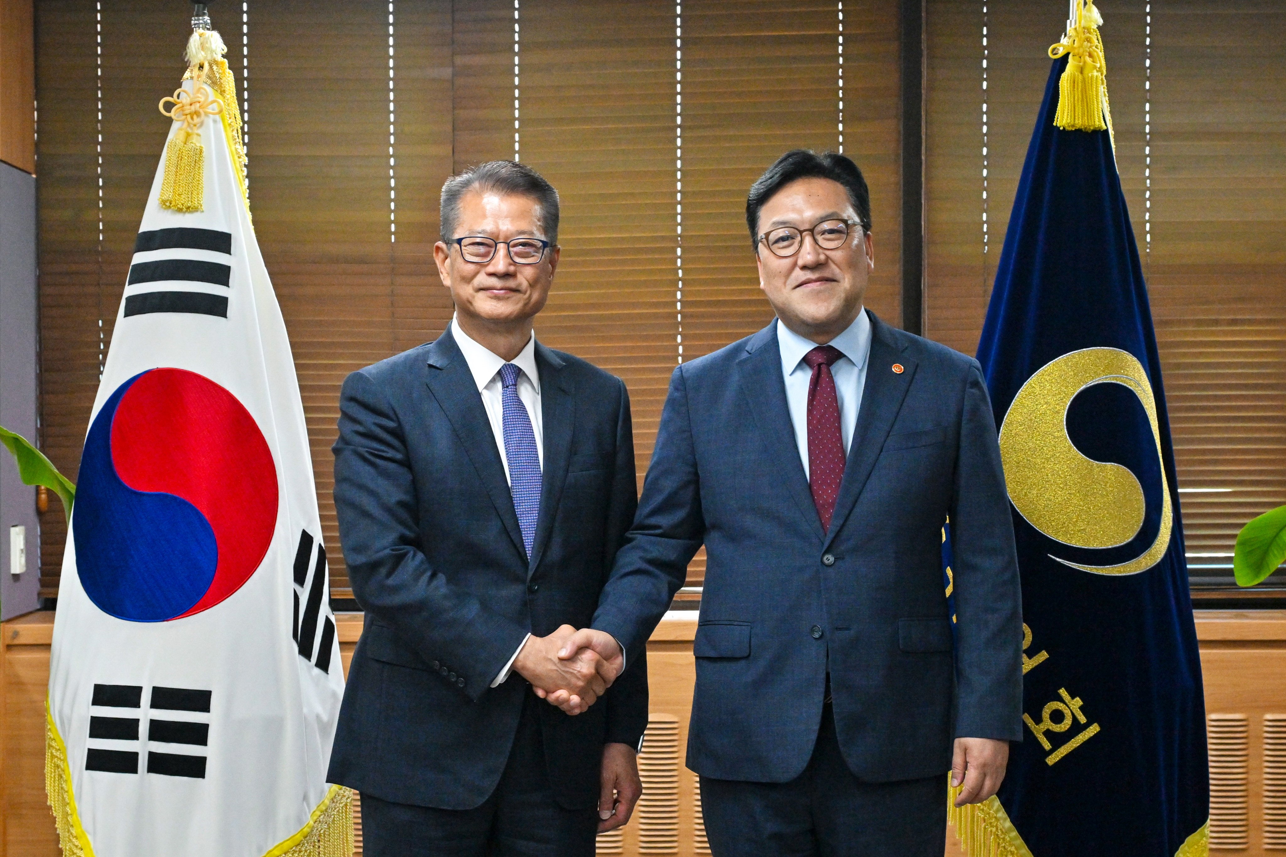 Hong Kong’s Financial Secretary Paul Chan Mo-po alongside chairman of the Financial Services Commission of South Korea, Kim Byung-hwan, during the former’s three-day visit to Seoul. Photo: Handout