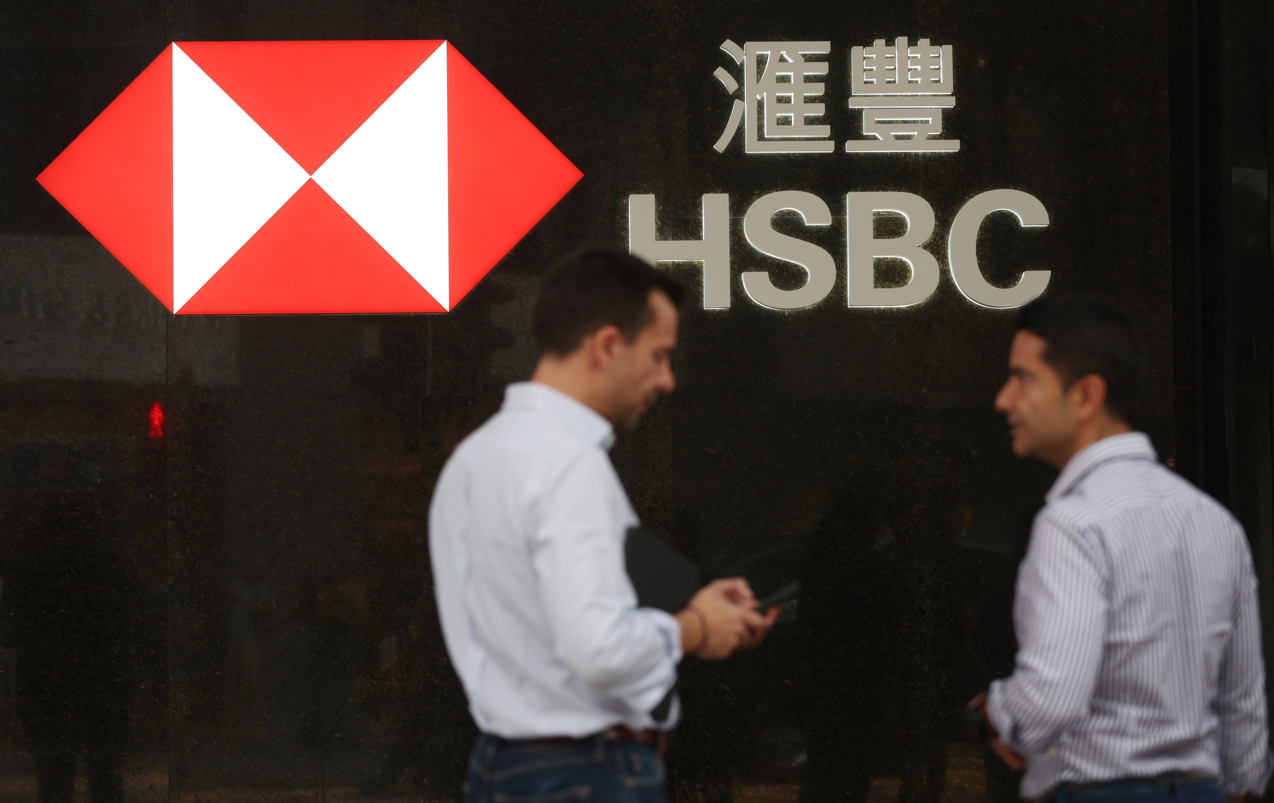 While police stopped short of directly naming the company involved in the case, it said the suspects had gone to a bank on 29 Queen’s Road Central, which is the location of an HSBC branch. Photo: Yik Yeung-man