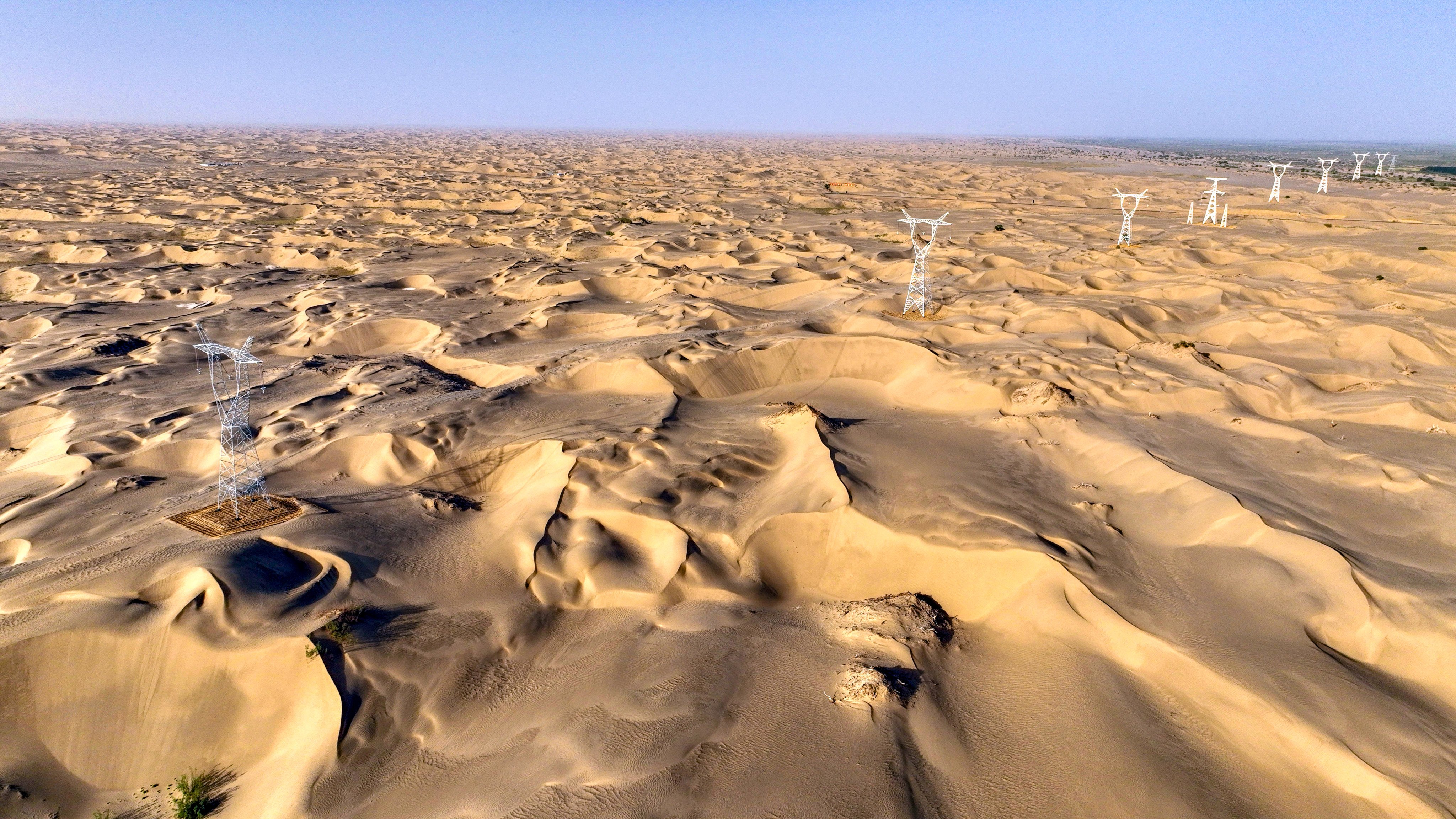 A section of the 750kV transmission and transformation project passing through Taklamakan Desert in the Tarim Basin in China’s western Xinjiang region. Photo: Xinhua