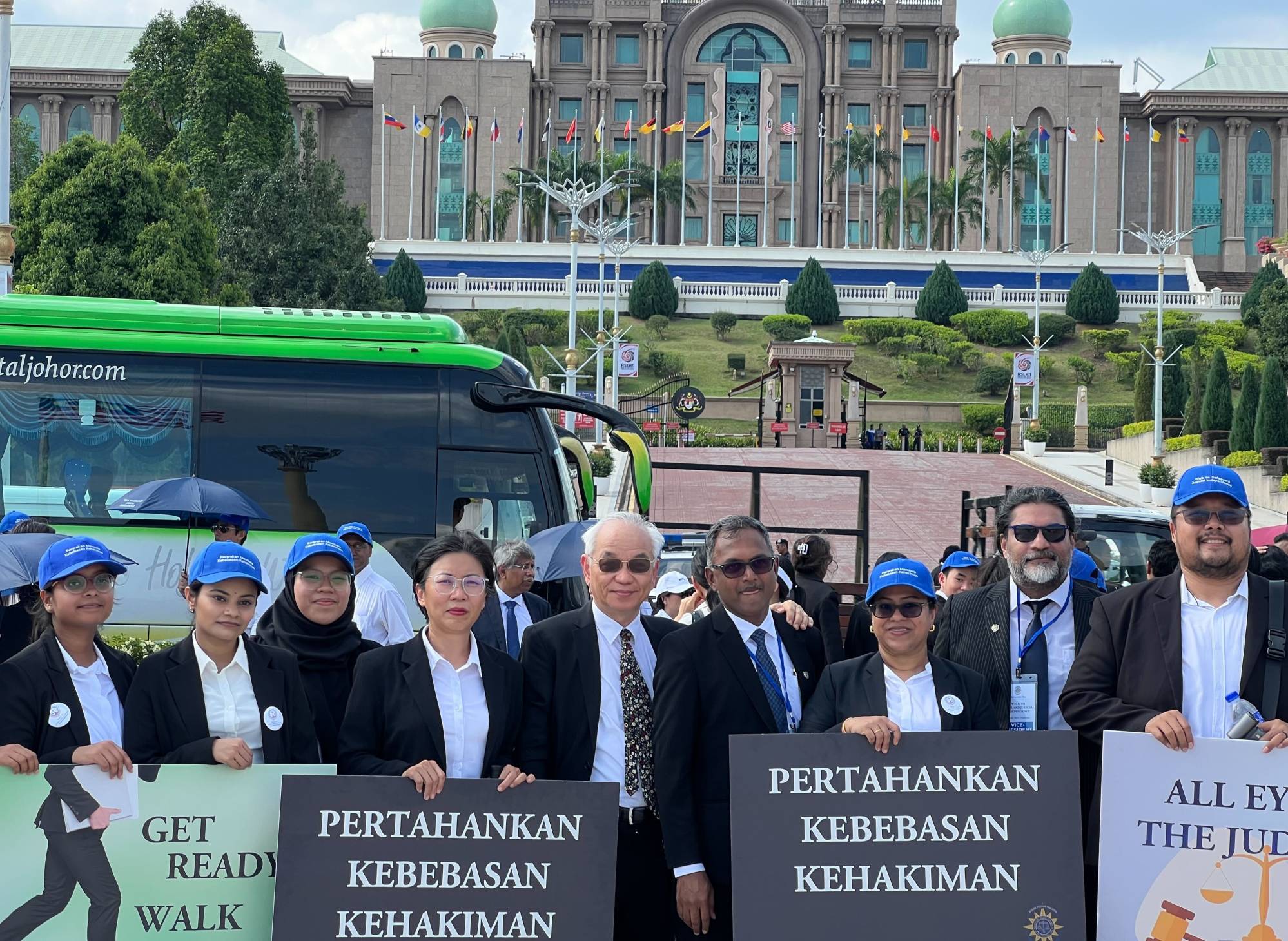 Lawyers gather to protest outside the prime minister’s office in Putrajaya. Photo: Hadi Azmi Lawyers gather to protest outside the prime minister’s office in Putrajaya. Photo: Hadi Azmi