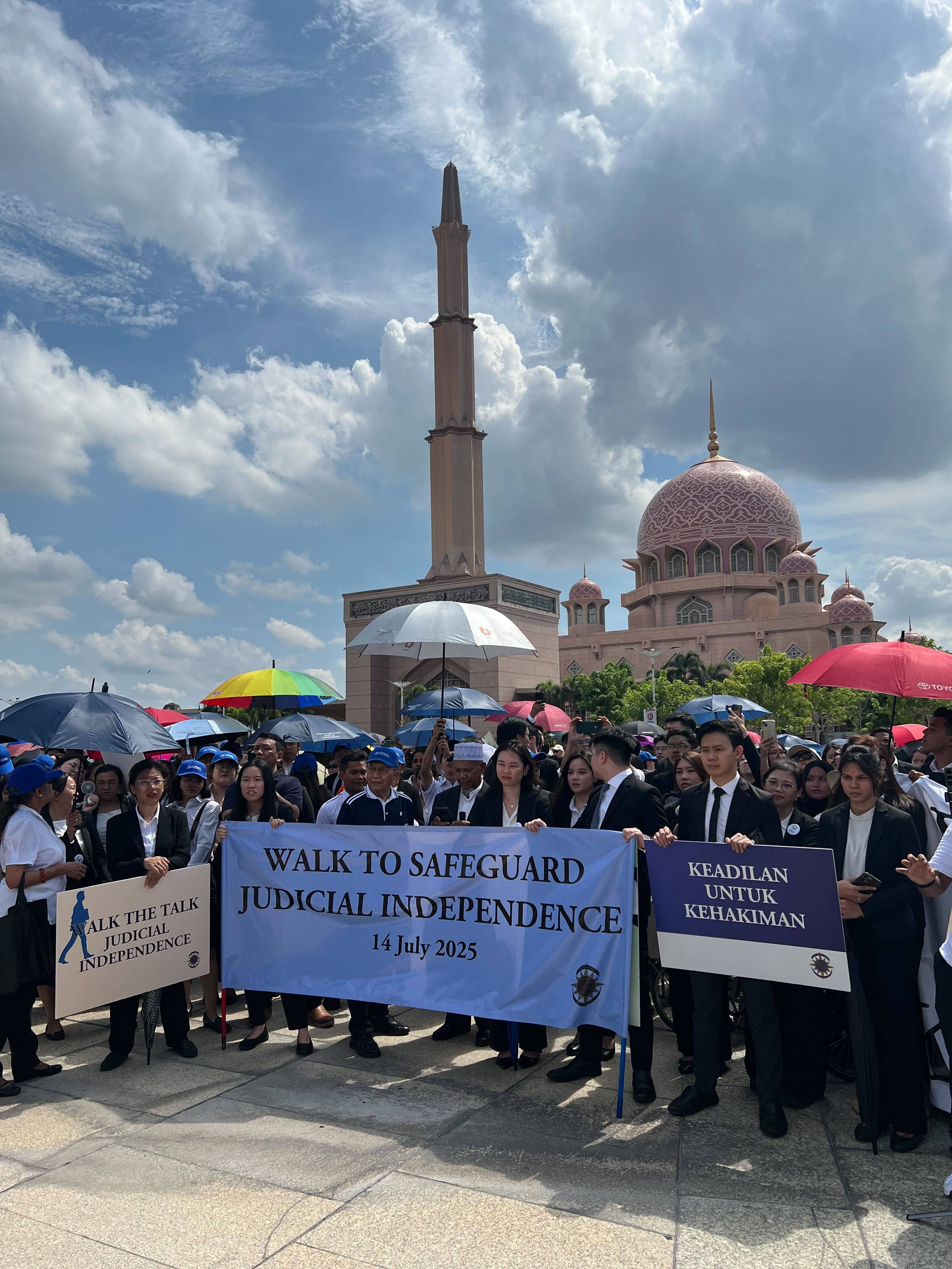 Almost 1,000 lawyers walked from the Palace of Justice to the gates of the prime minister’s office in Putrajaya to express their concern on July 14. Photo: Hadi Azmi