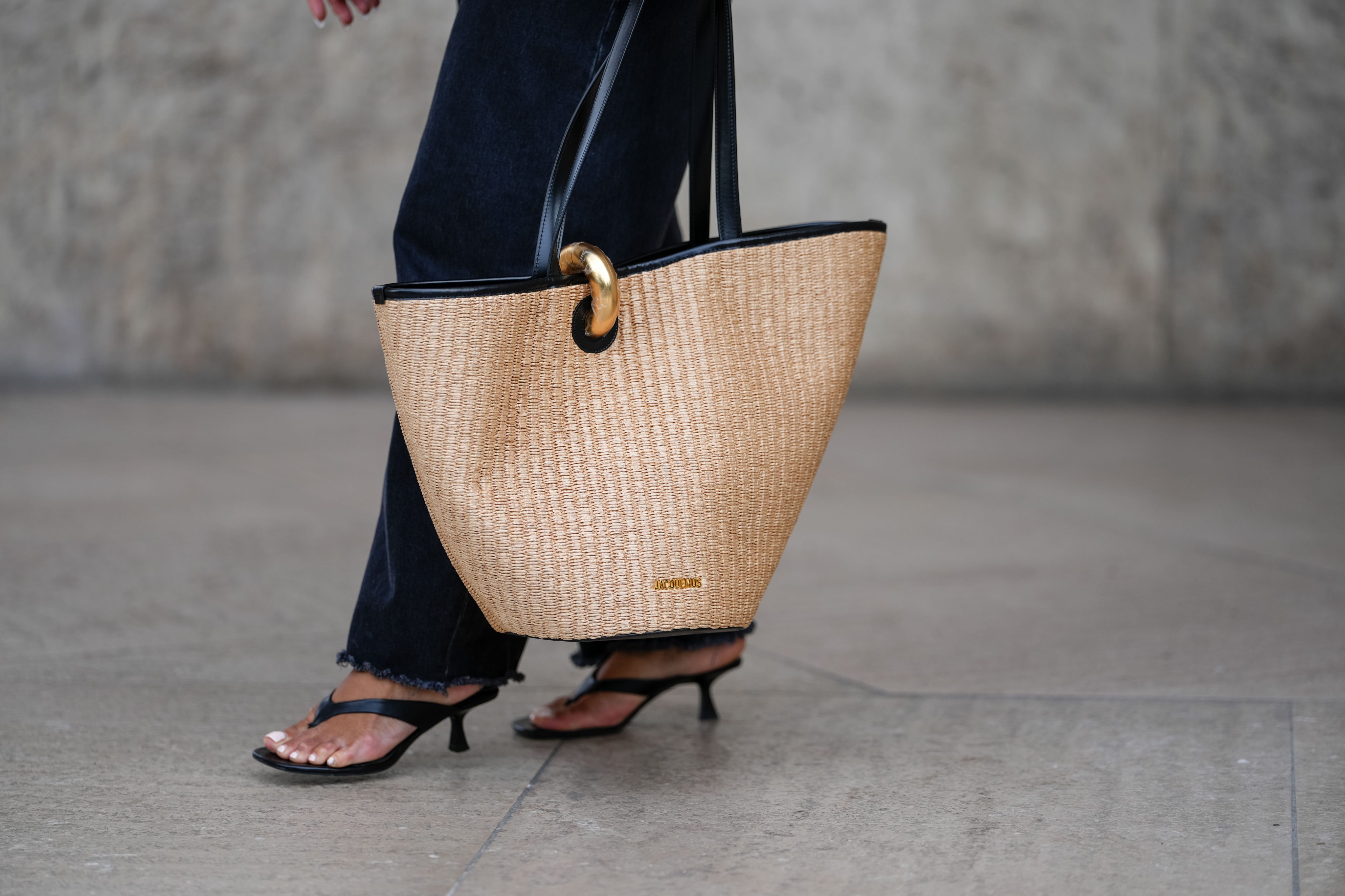 4 handy beach totes from the likes of Chloé and Valentino Garavani: casual yet eye-catching bags for all your holiday essentials. Photo: Getty Images